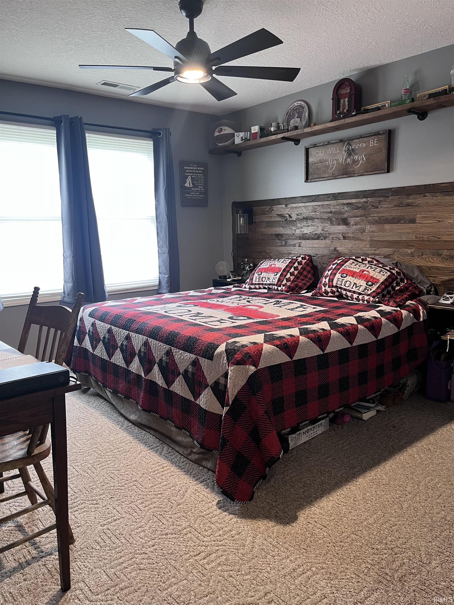 Ceiling fan with integrated lighting