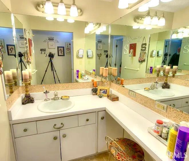L-shaped vanity with integrated sink, white countertop, and speckled backsplash