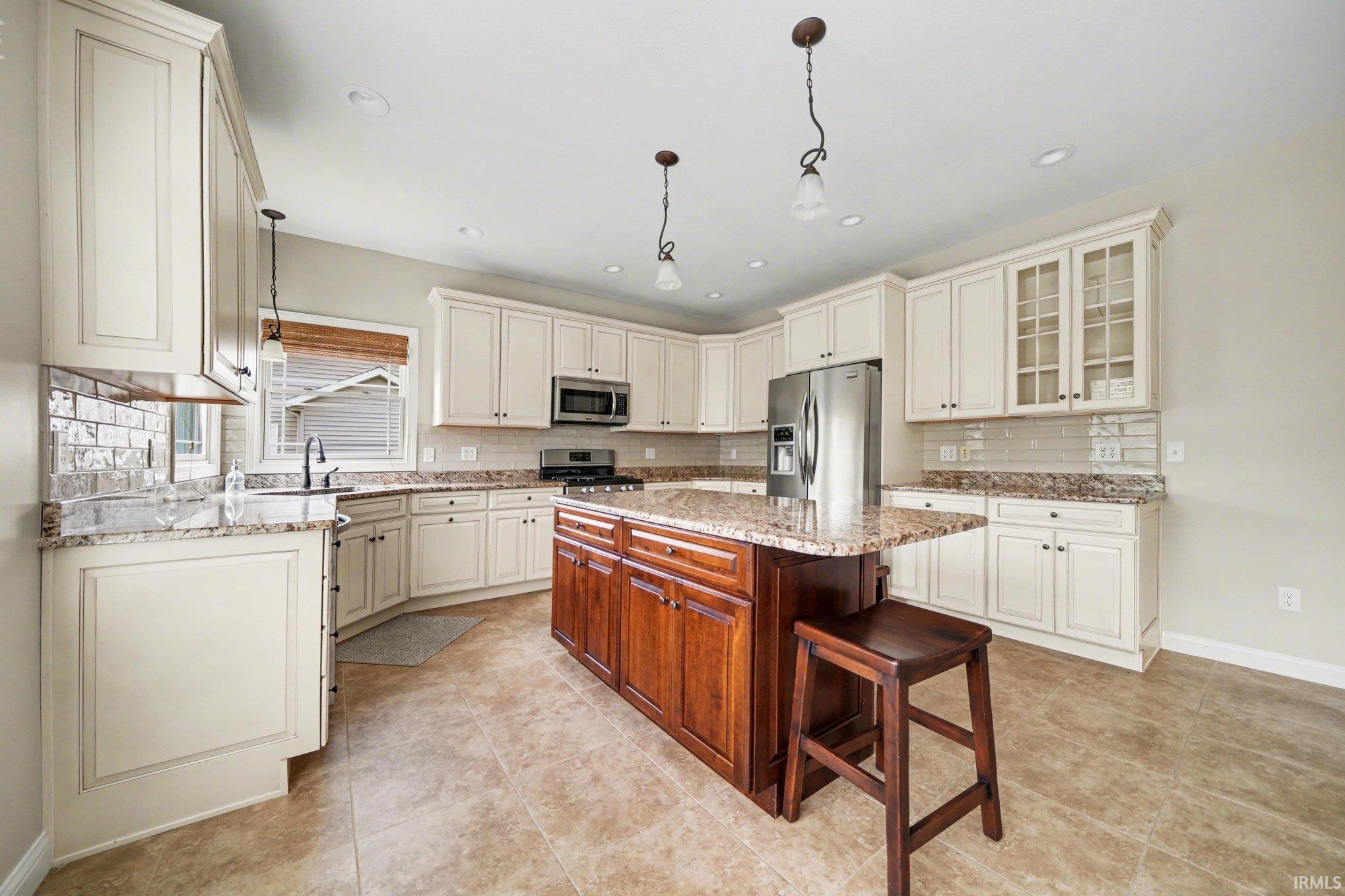 Kitchen w/Walk Around Island