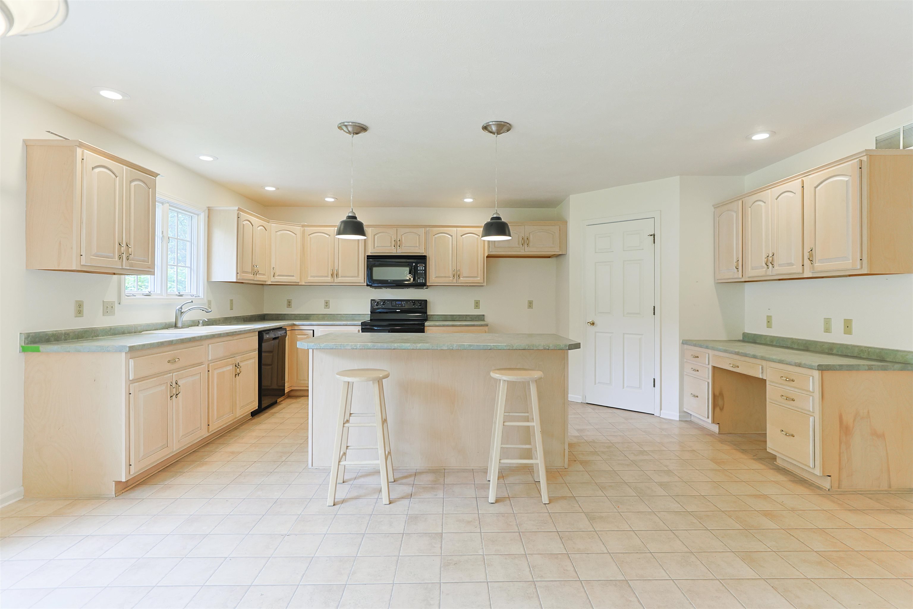 Eat-in Kitchen