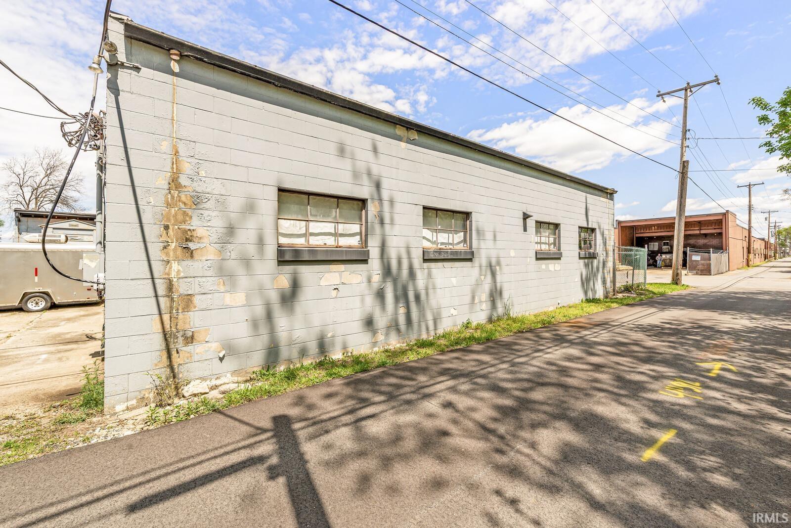 Photo 2 of 1505 W Beardsley Avenue
