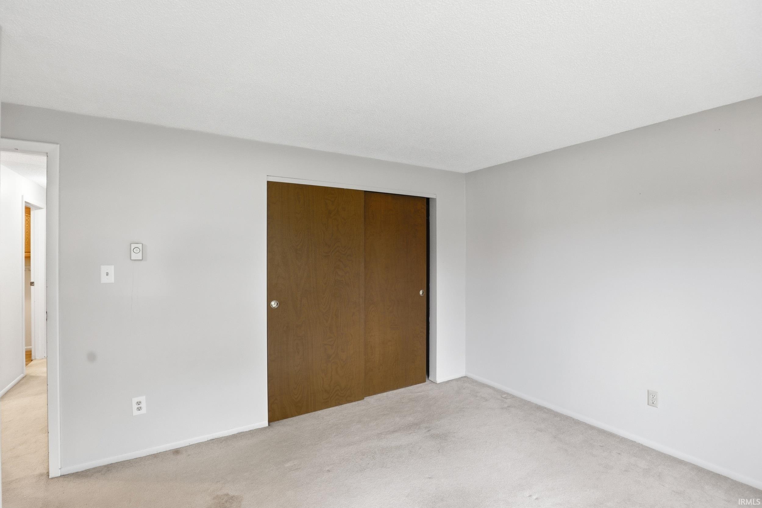 Neutral wall paint with carpet flooring