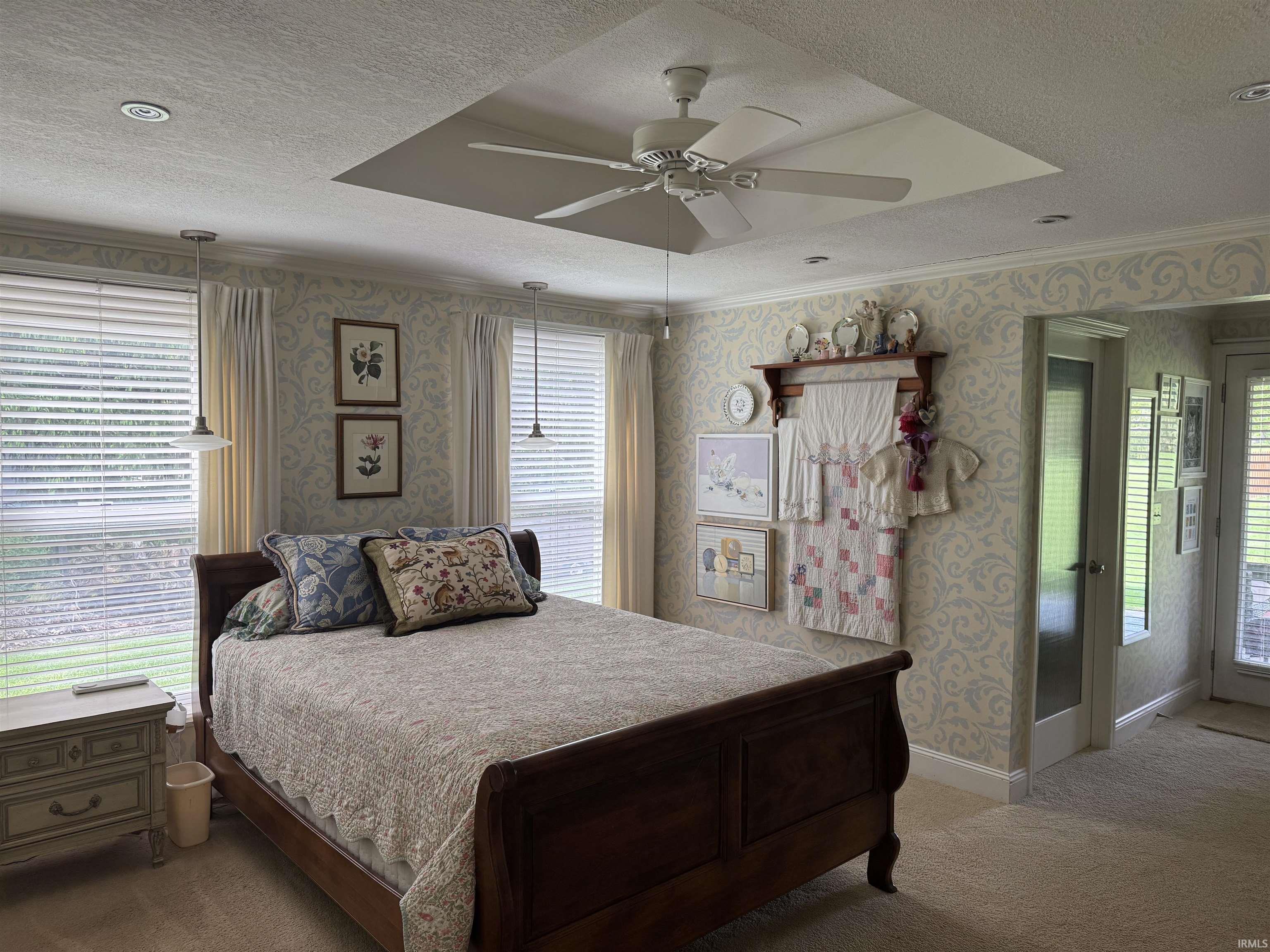 Tray ceiling with recessed lighting and a ceiling fan
