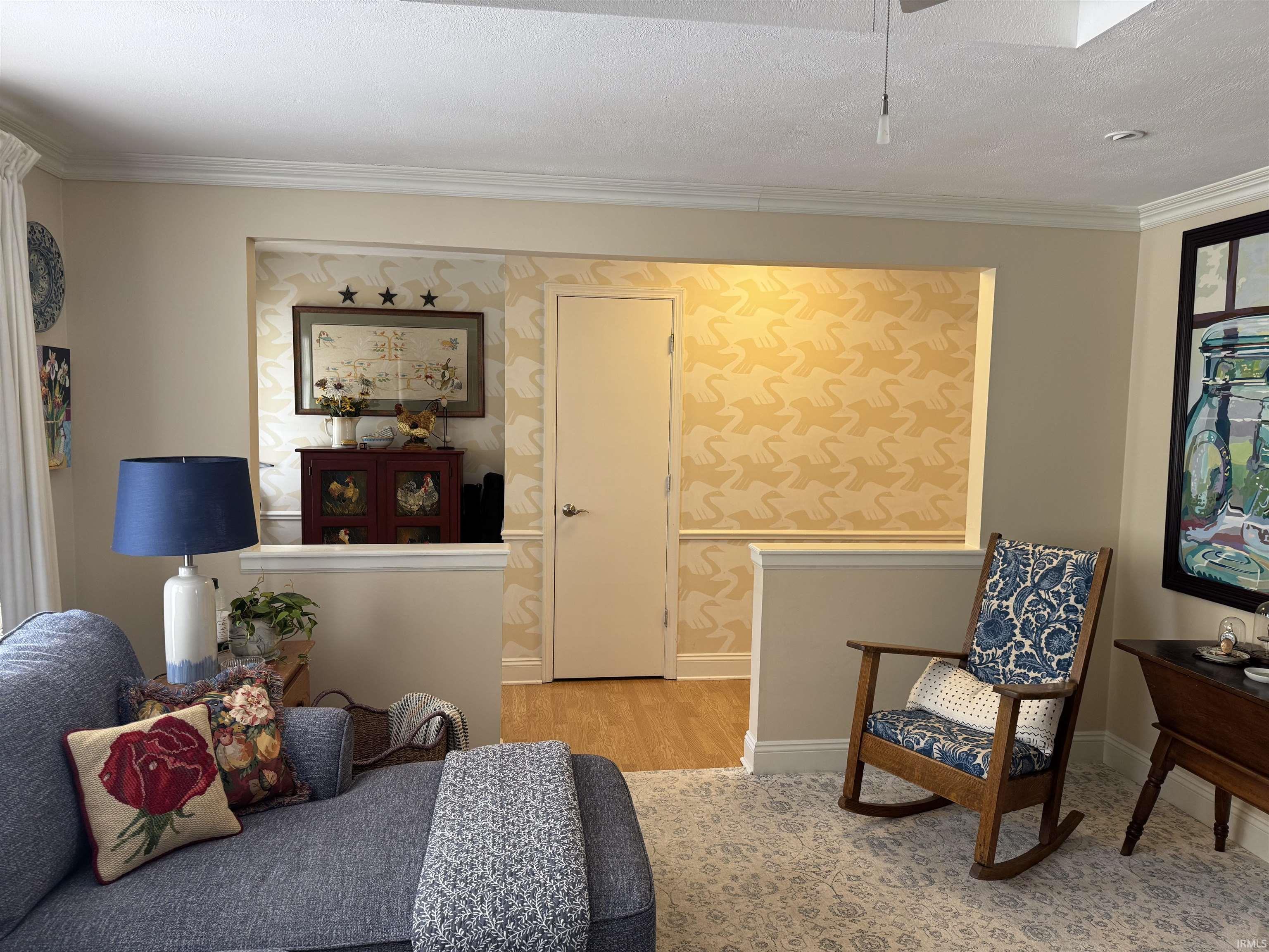 Integrated wall niche featuring patterned wallpaper