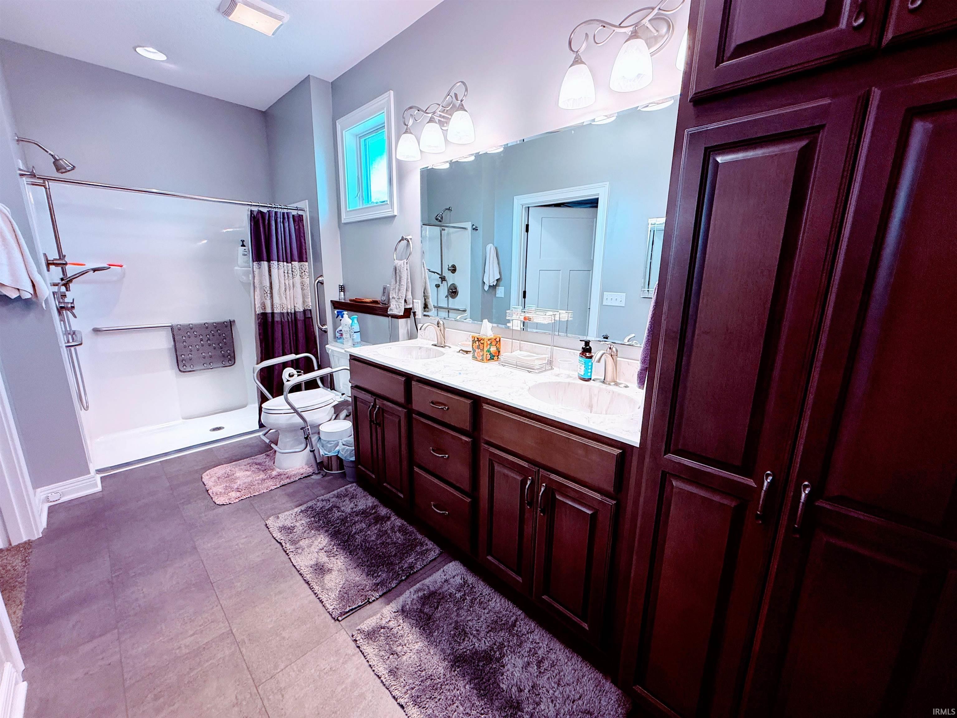 Double vanity with integrated sinks and a white countertop