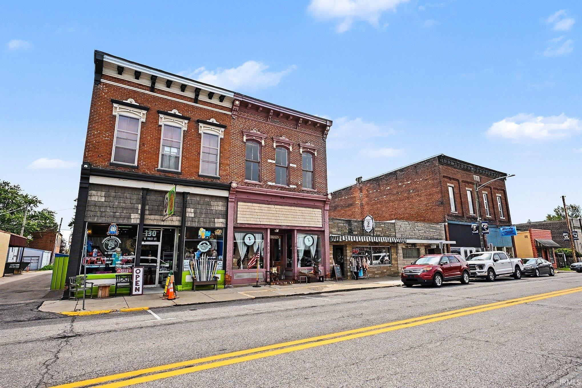 Full of antique shops, coffee shops, and even its own library. Pierceton is not a town to overlook!