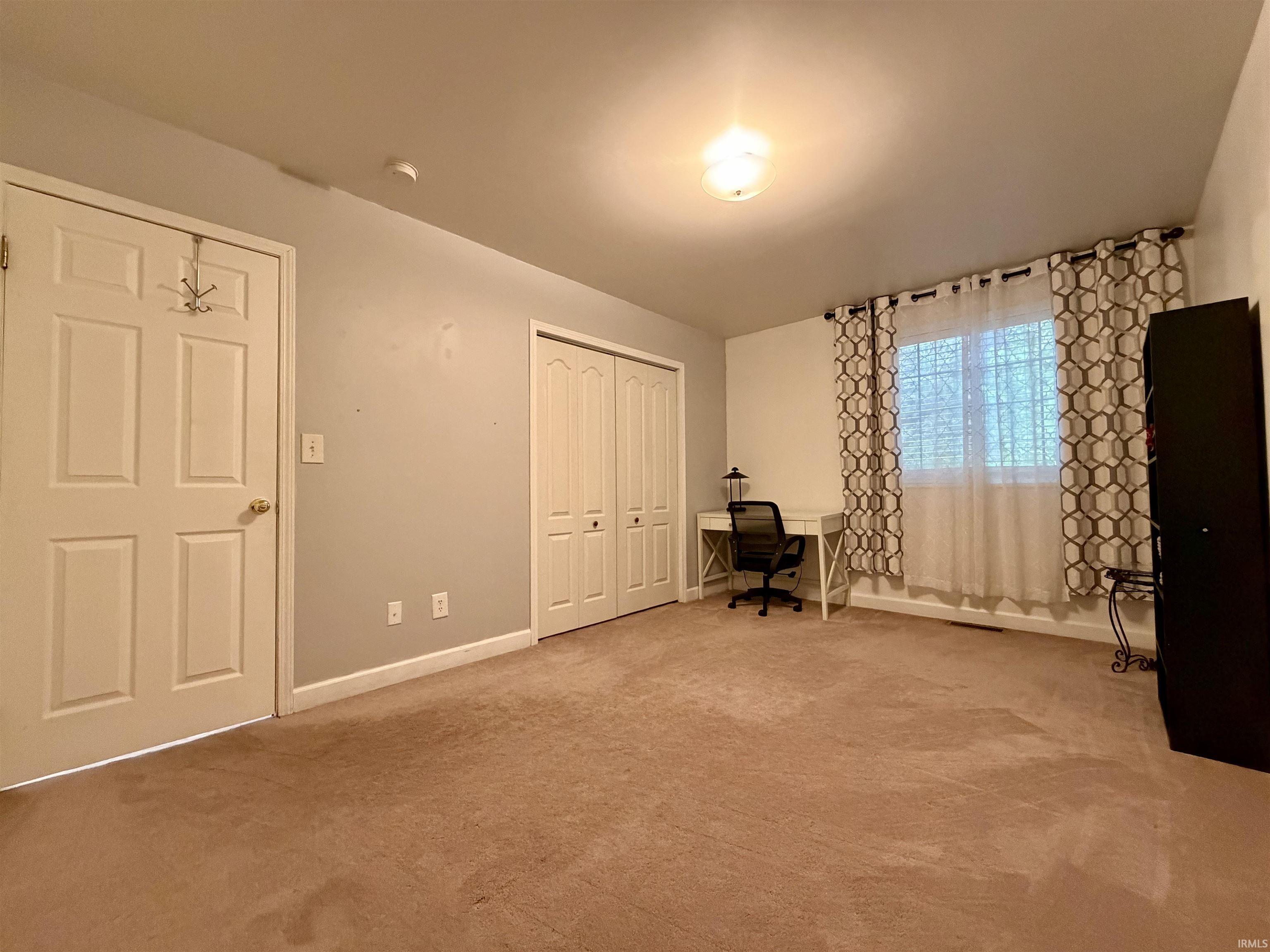 Neutral-toned wall finish with light-colored carpeting