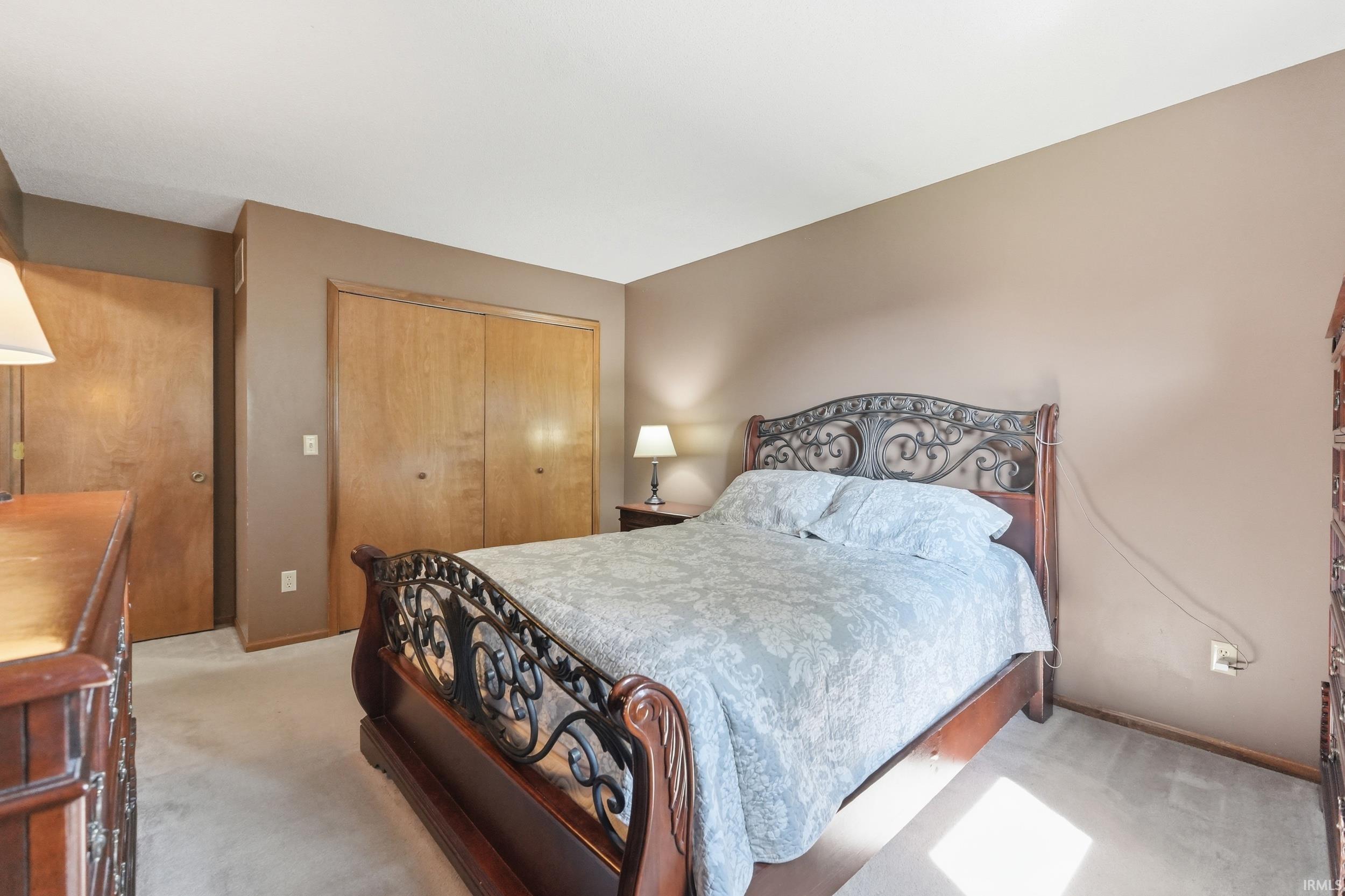 Wall-to-wall carpeting in a neutral tone