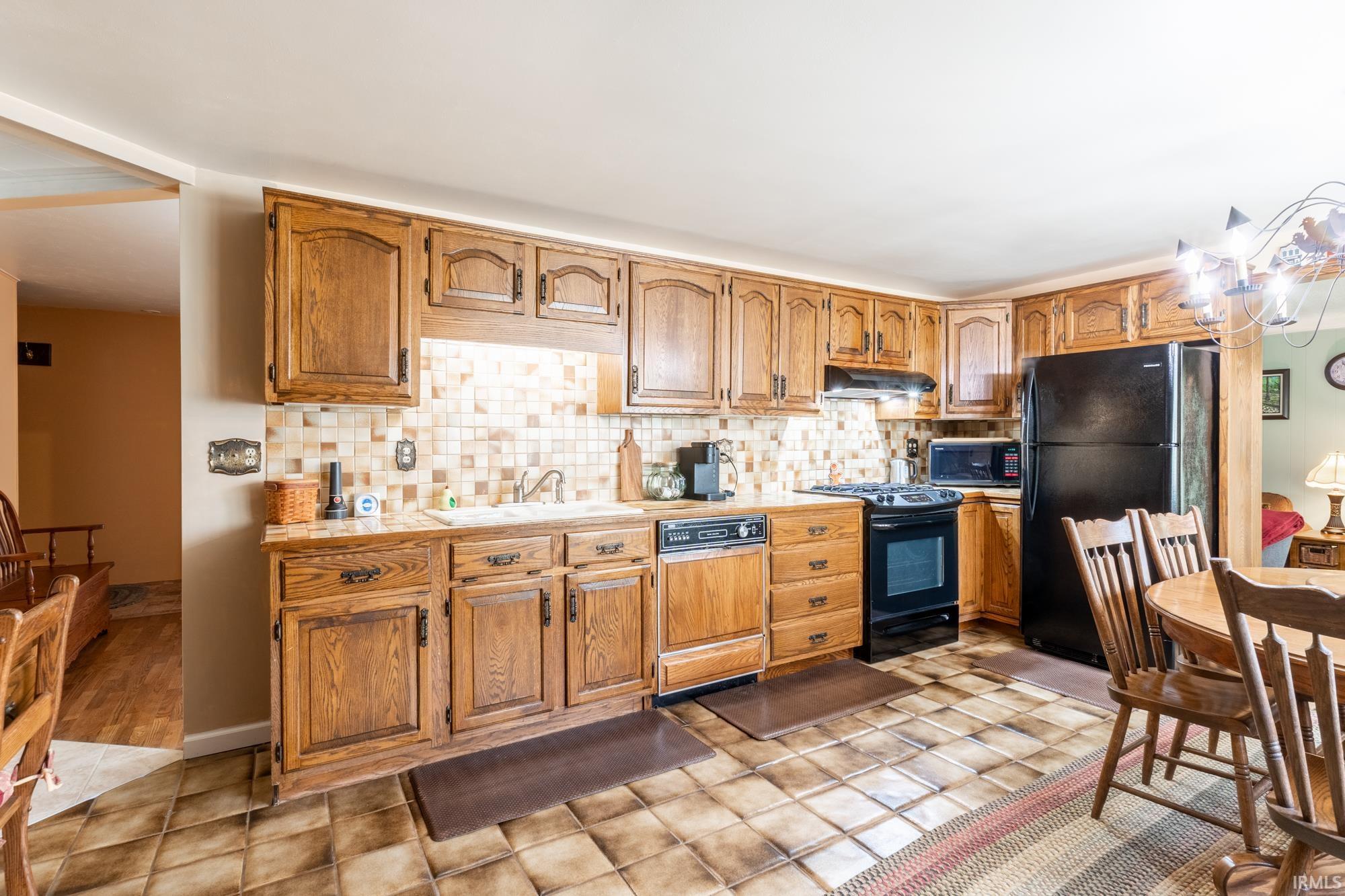 Large bay window lets the light stream in to the Dining/Kitchen area ready for large parties