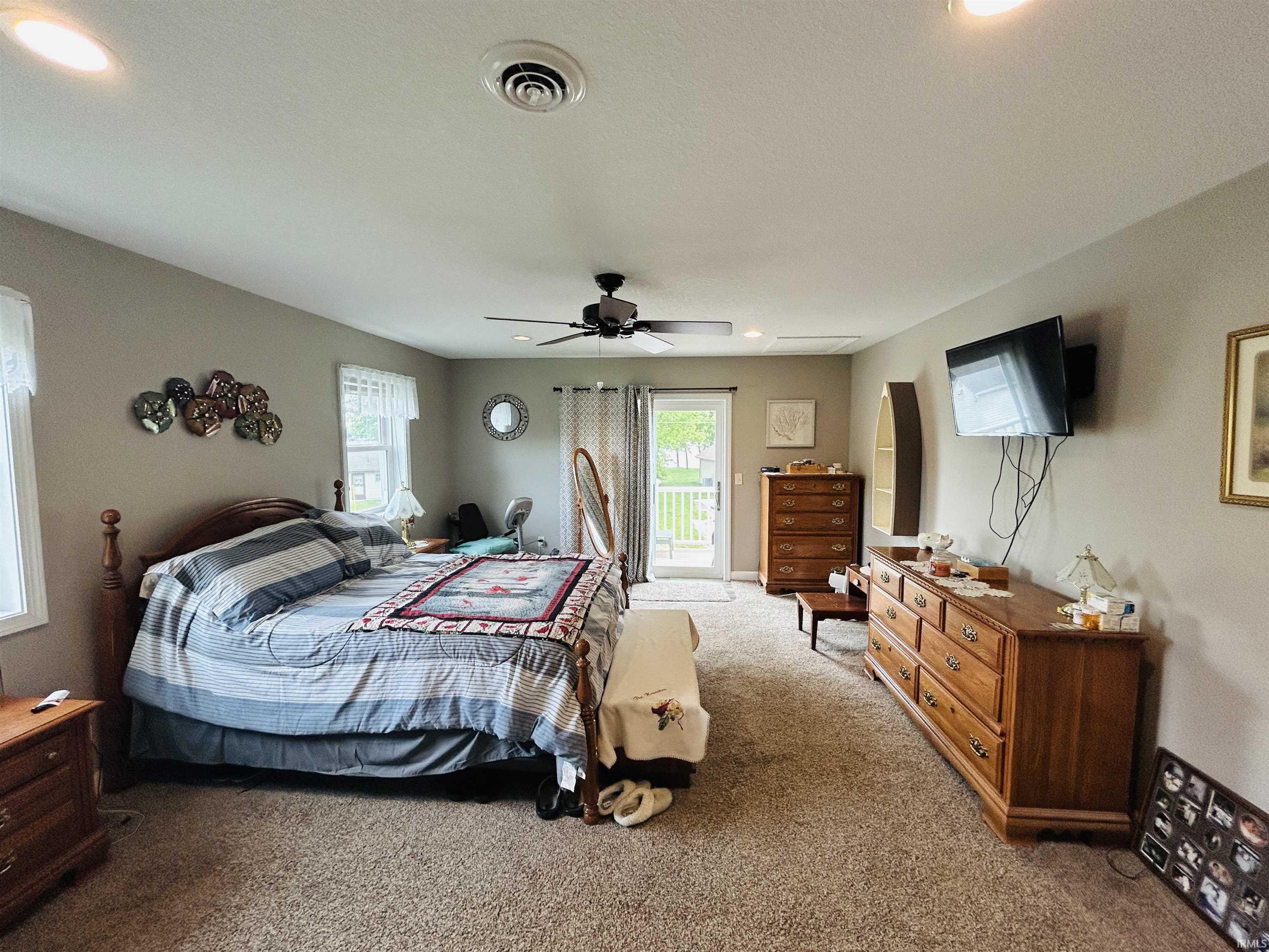 Spacious room featuring neutral carpeting, a ceiling fan with integrated lighting, and recessed overhead lighting