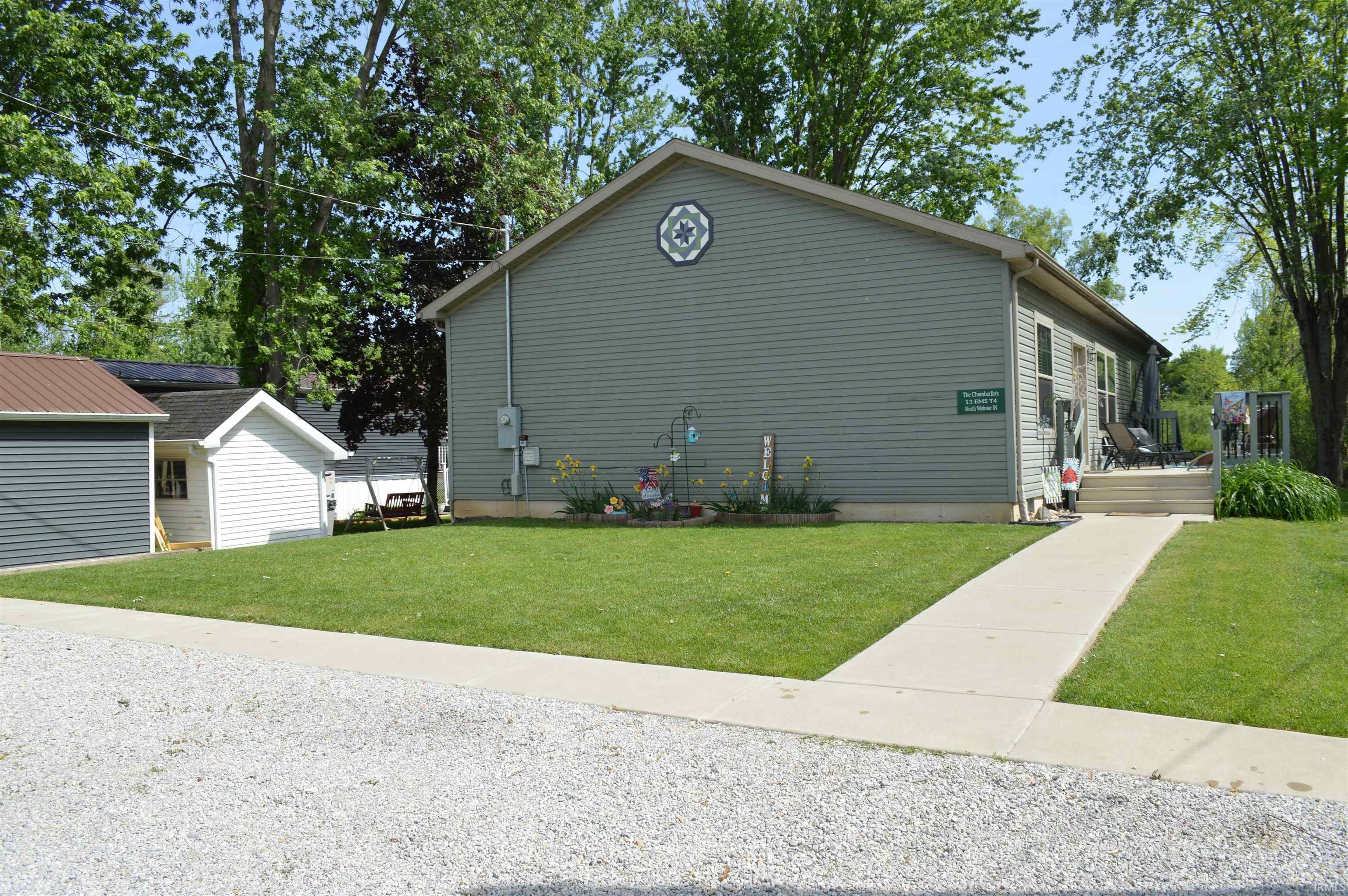 Ranch-style residence featuring horizontal siding and a prominent gable with a decorative circular accent