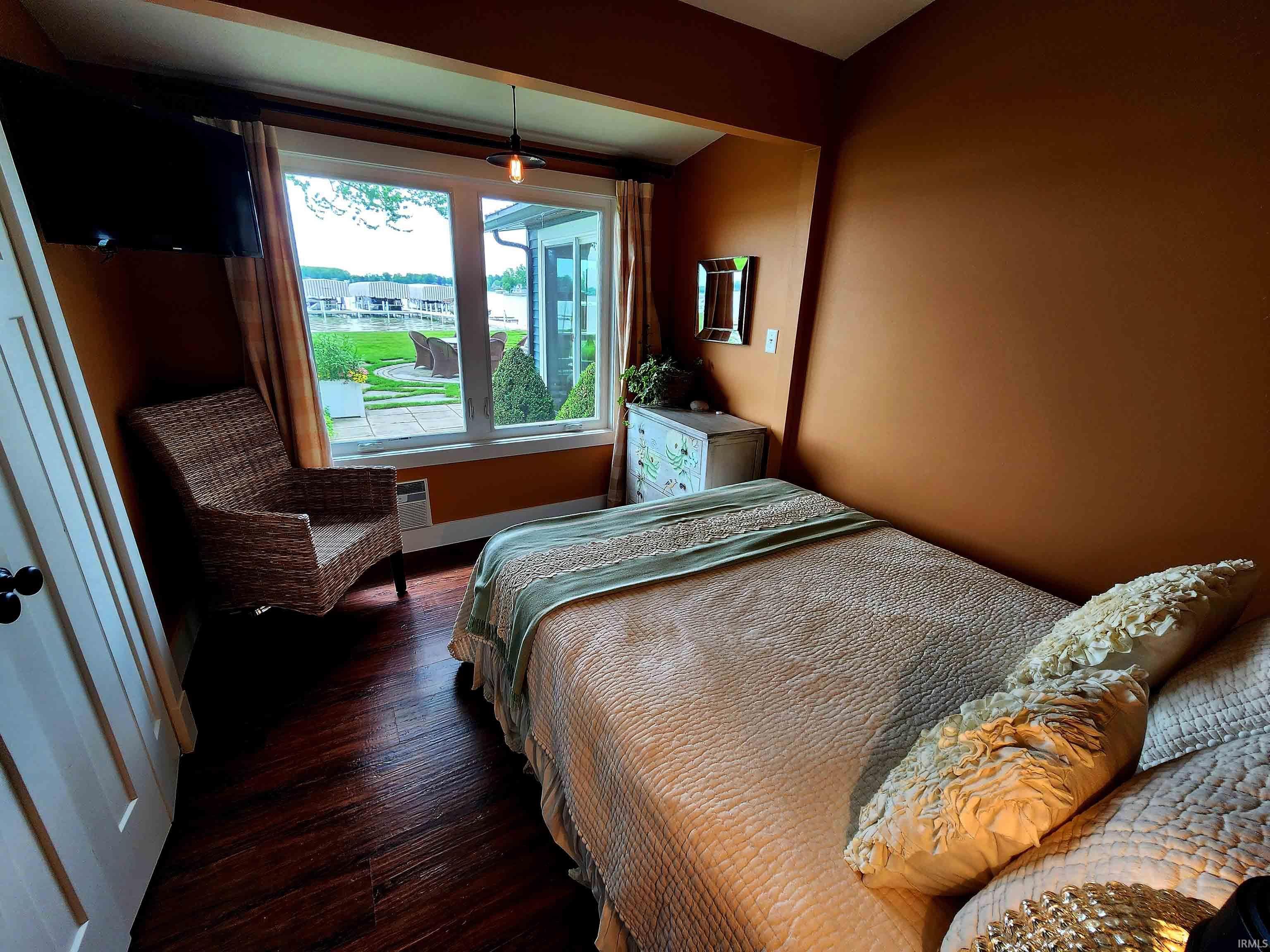 Second bedroom toward lake.