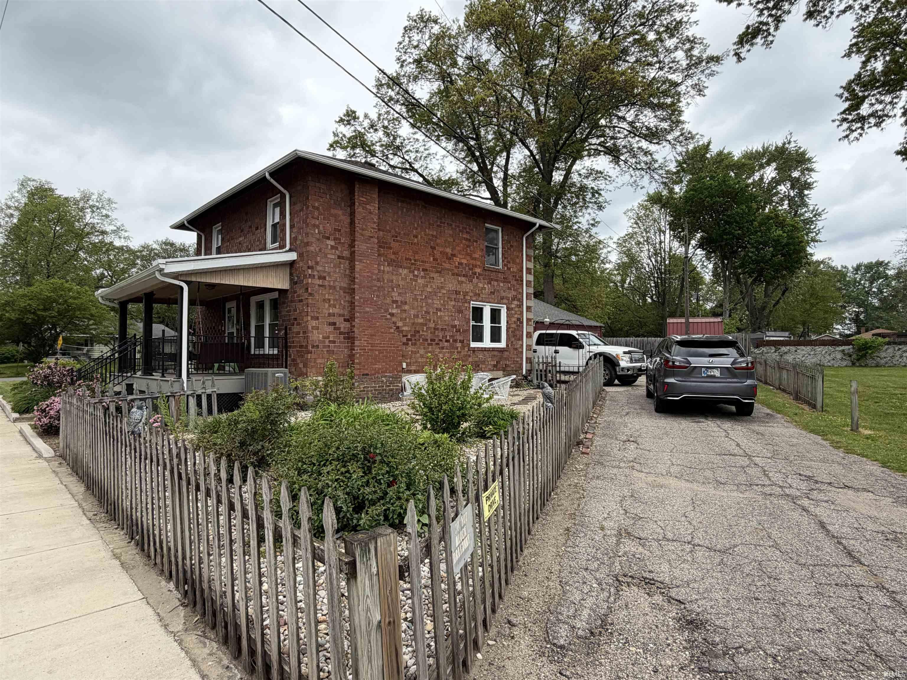 Photo 2 of 156 W Simonton Street