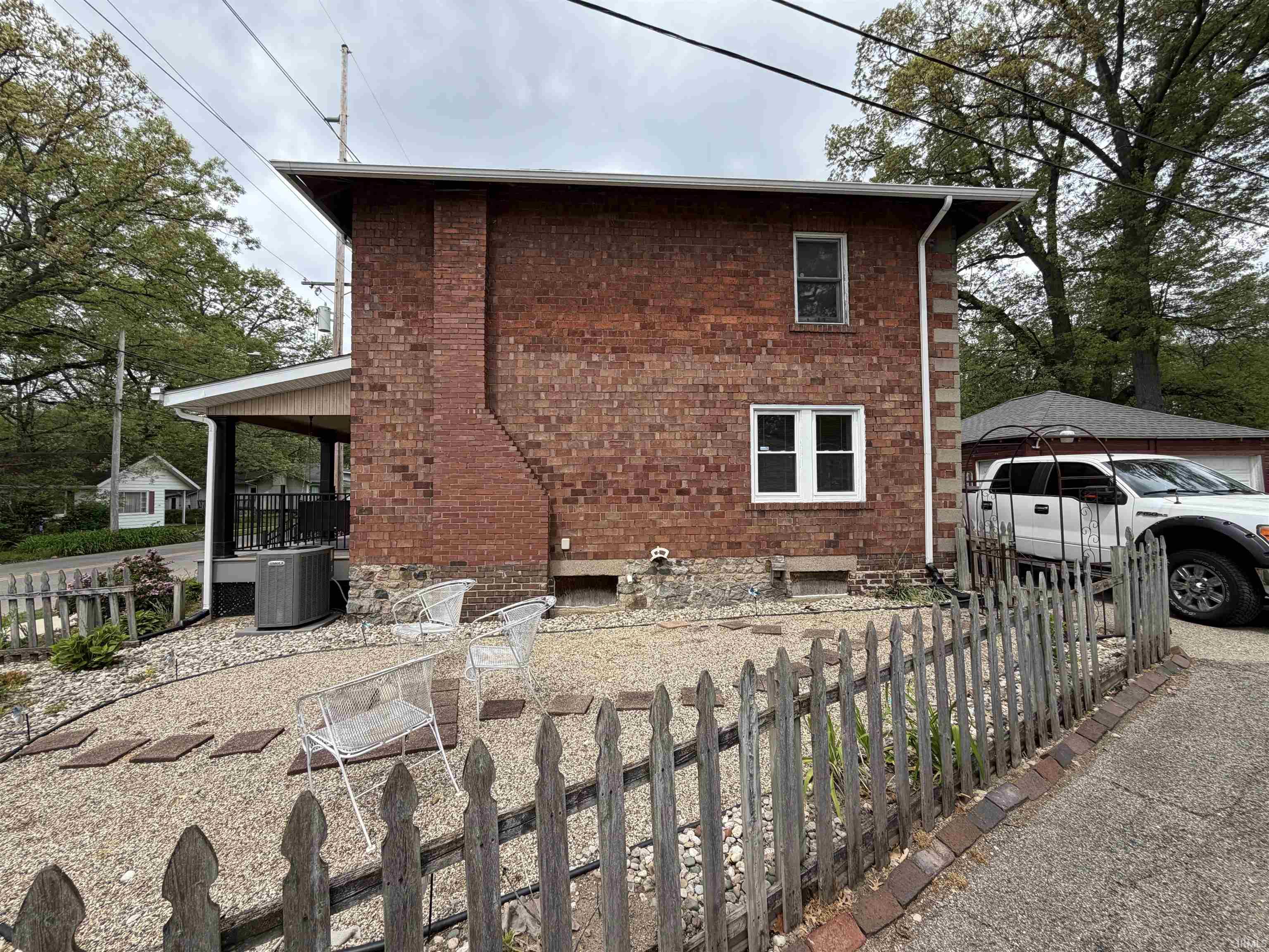 Photo 3 of 156 W Simonton Street