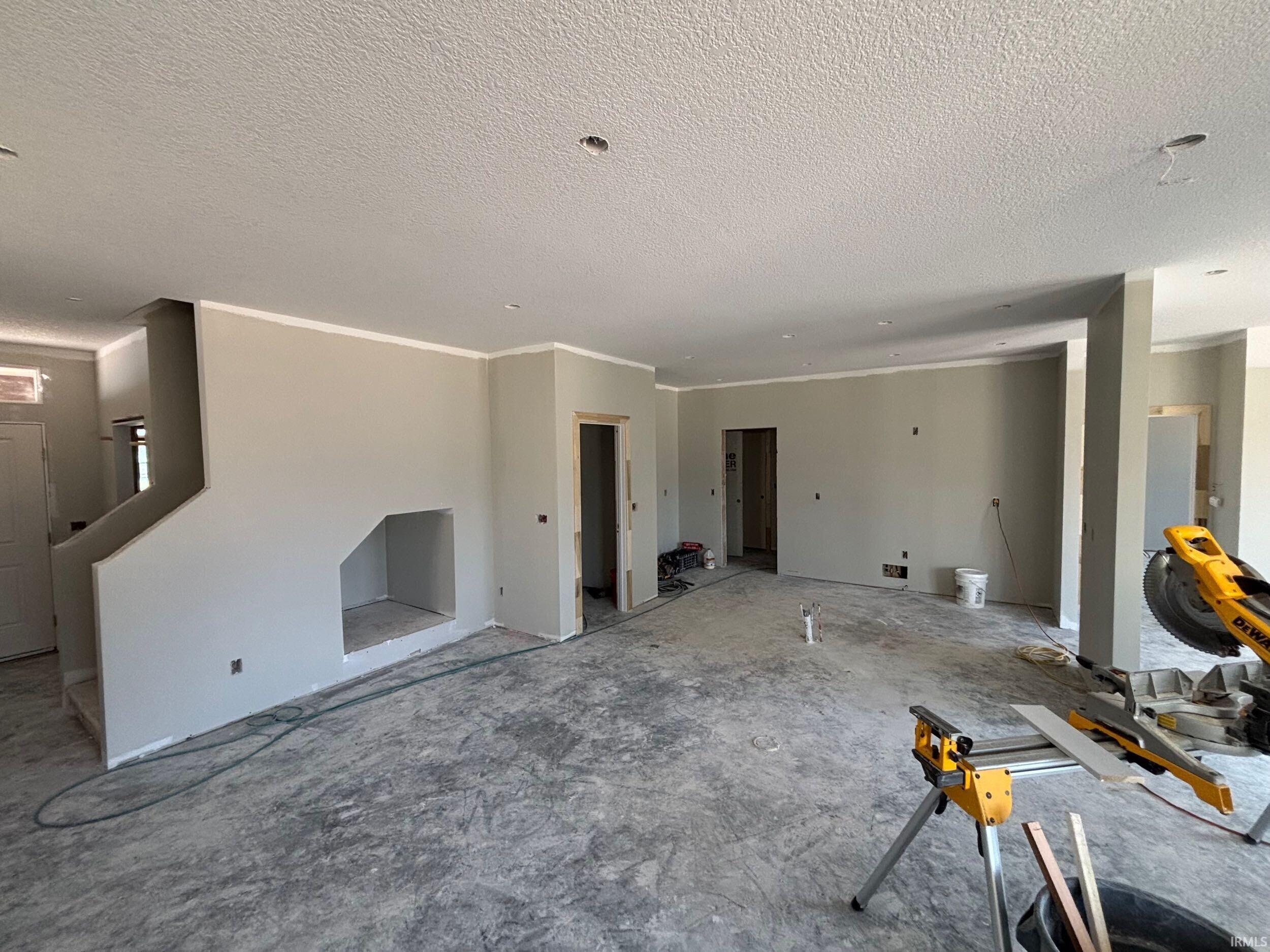 Spacious interior featuring neutral paint, crown molding, and recessed lighting