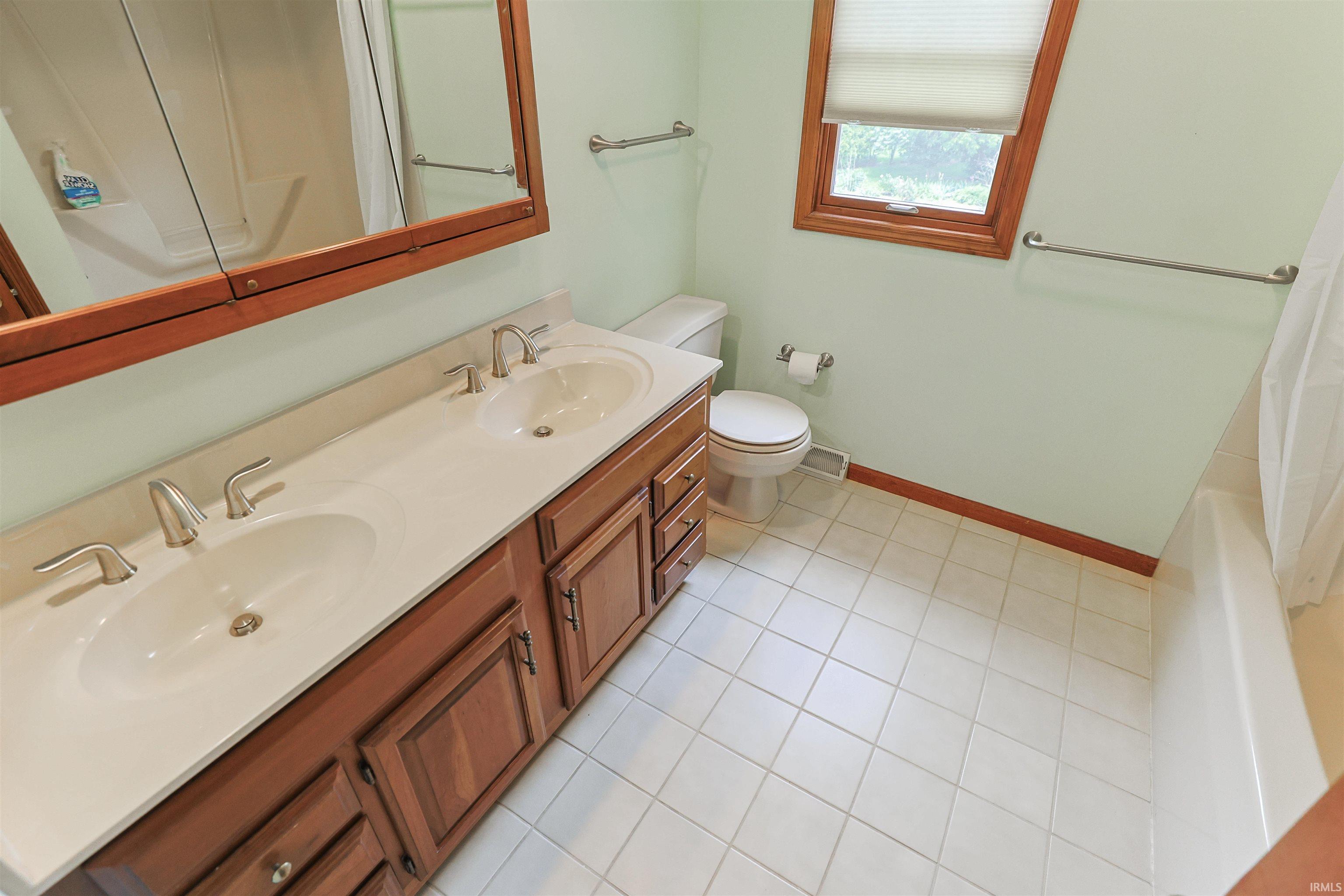 Upstairs main bathroom