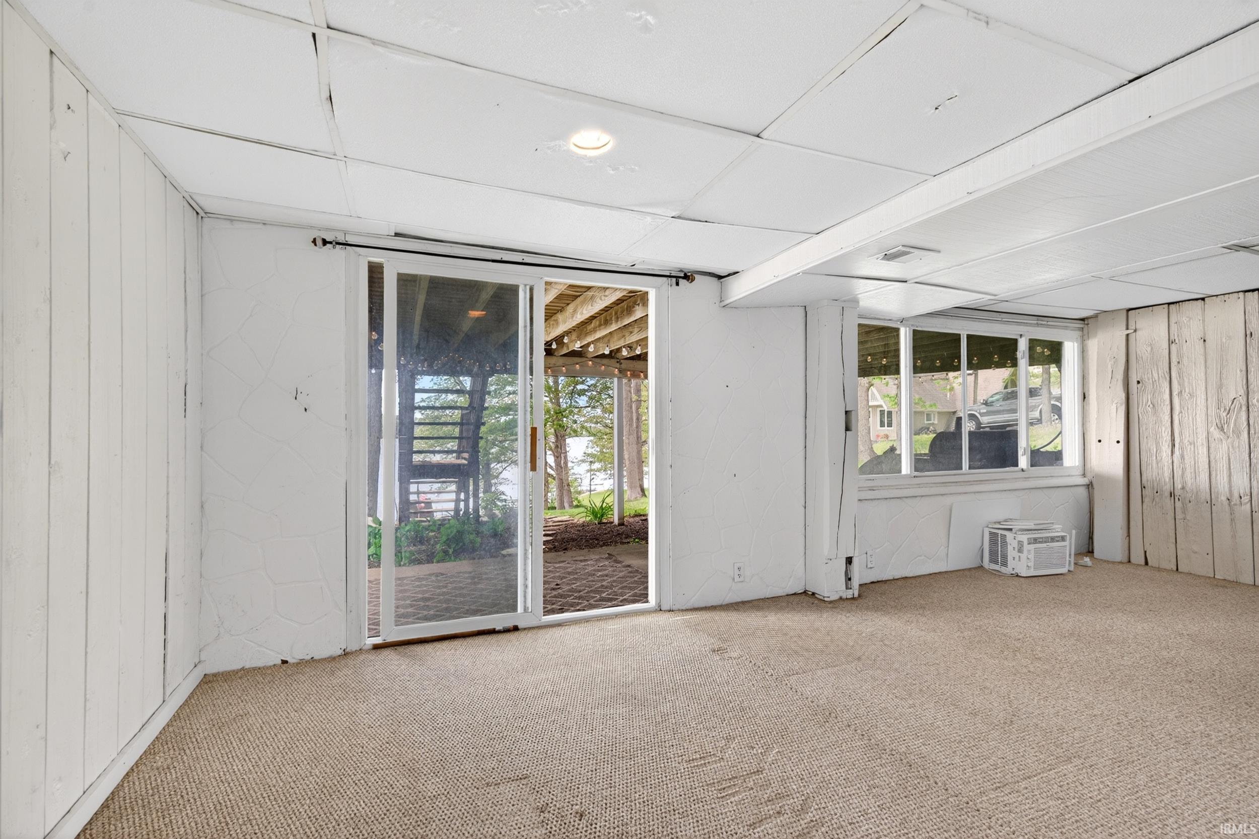 with carpeted flooring, sliding glass door, recessed lighting, and a full wall of windows