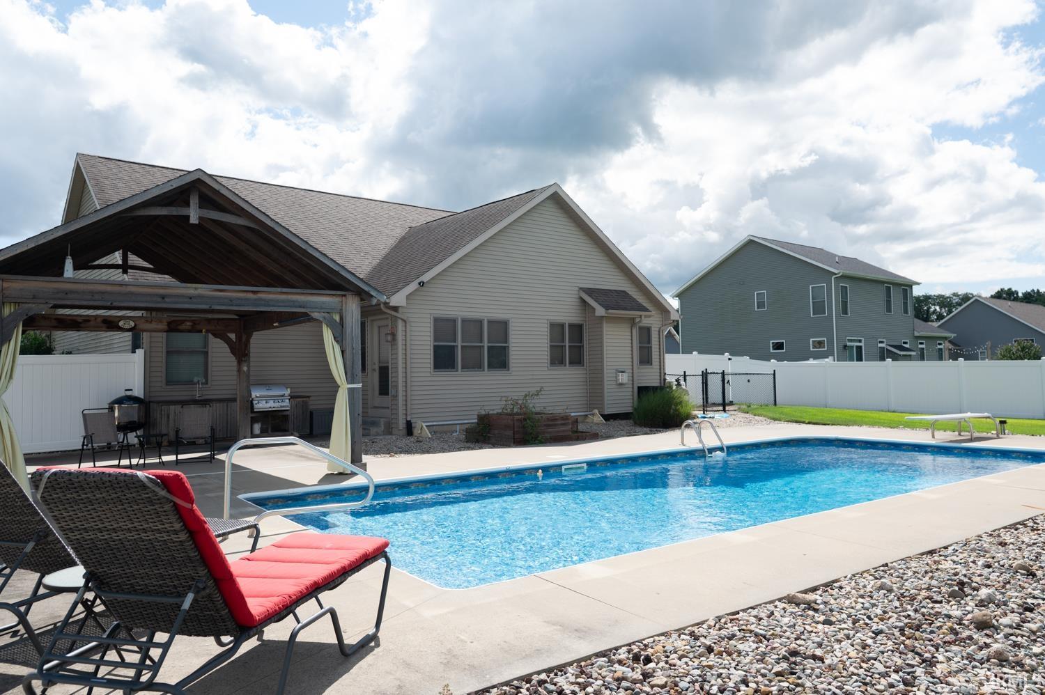 Outdoor swimming pool featuring a concrete surround and integrated steps
