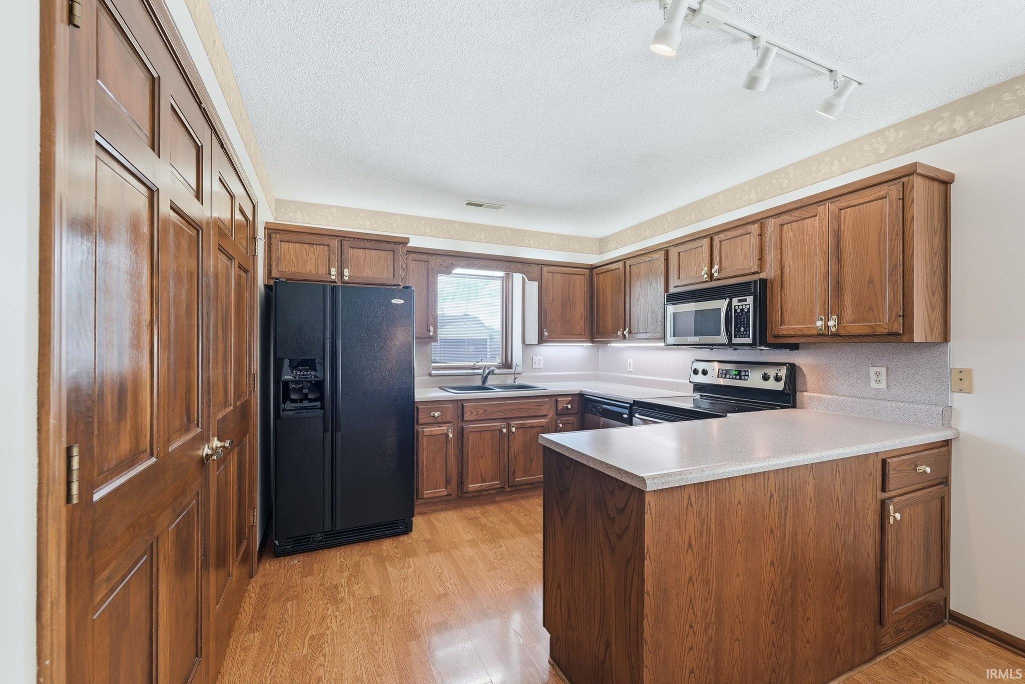 Photo 10 of 4909 Clovedale Drive