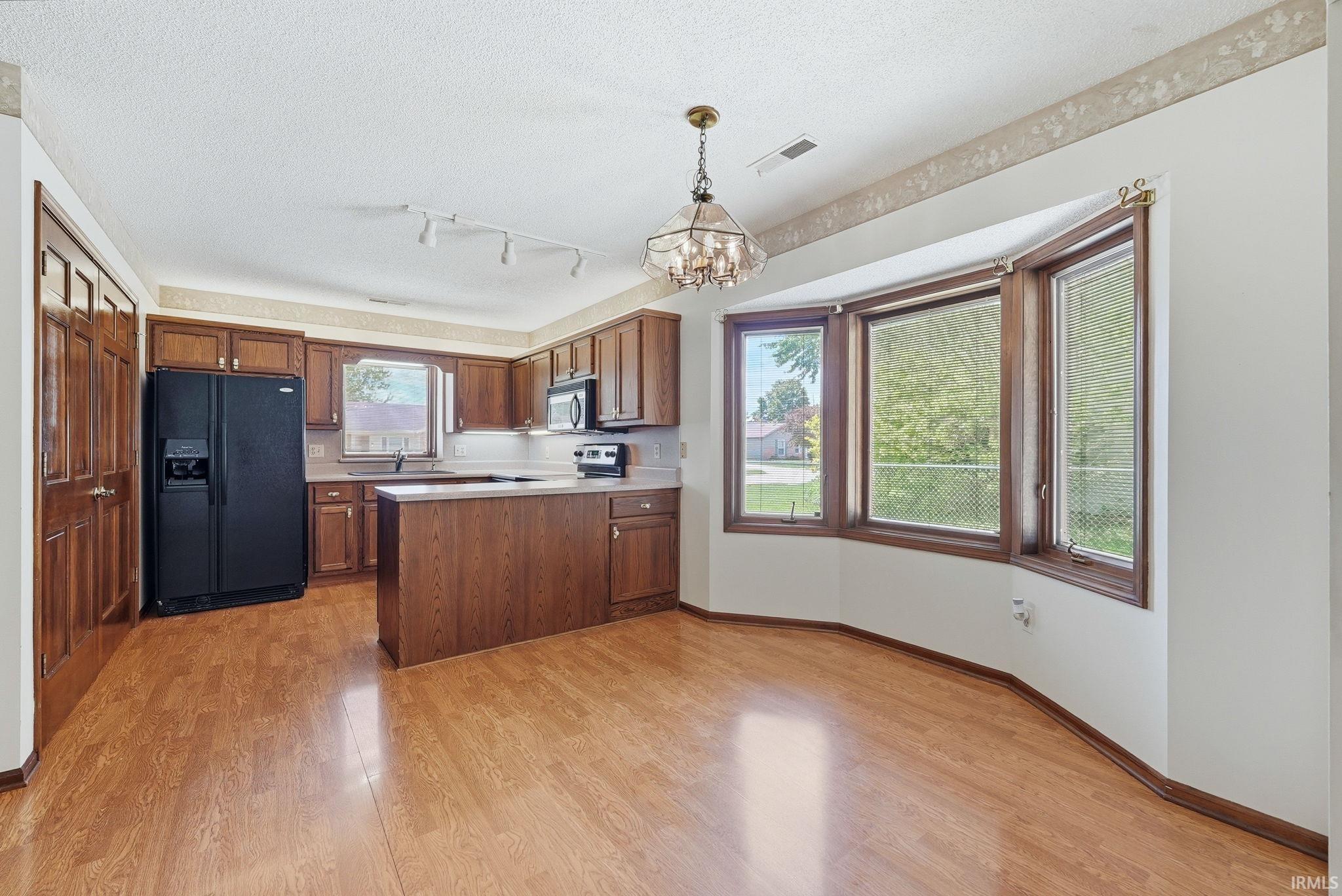 Photo 9 of 4909 Clovedale Drive