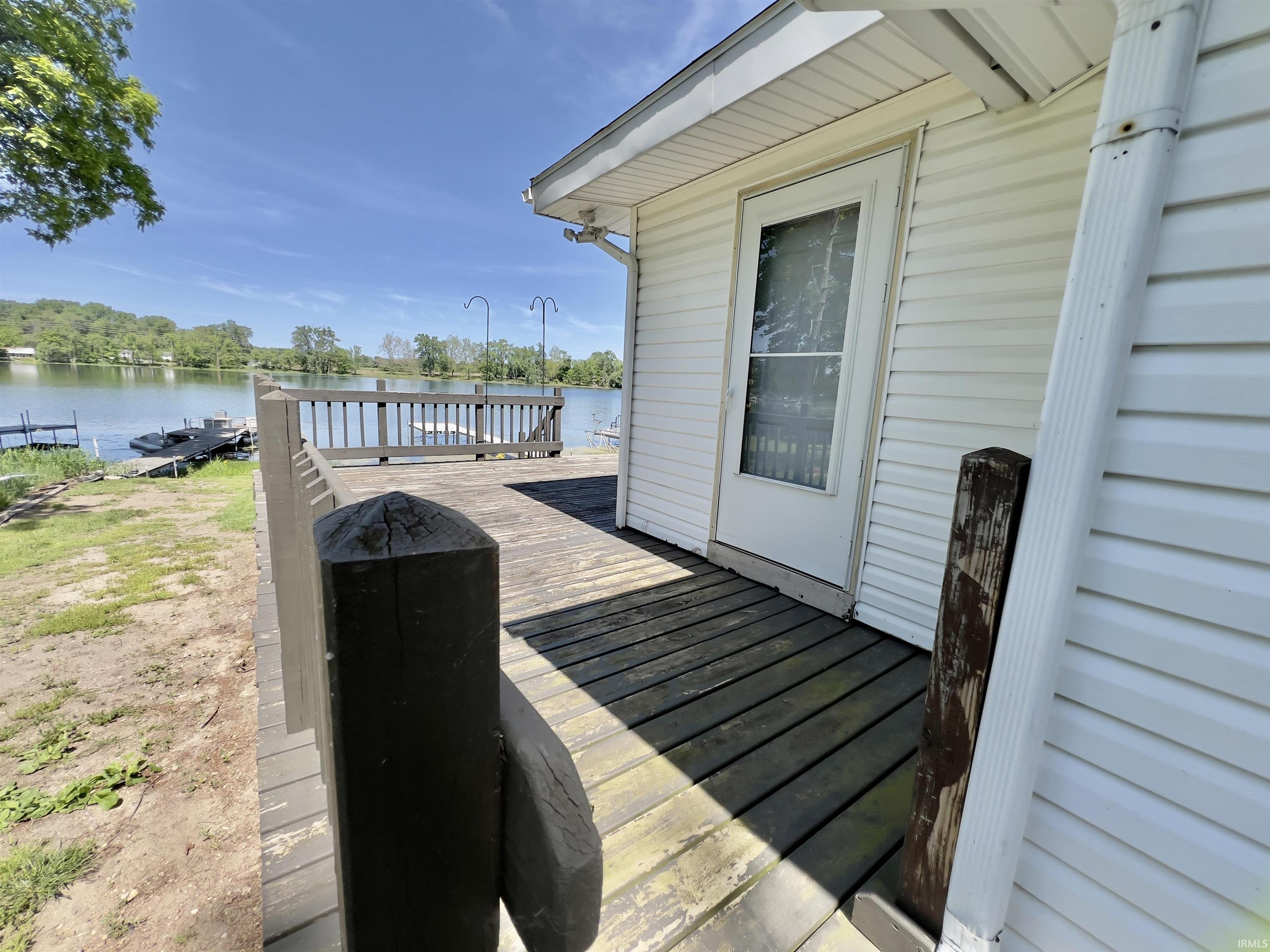 Deck with water frontage, offering direct access to the lake