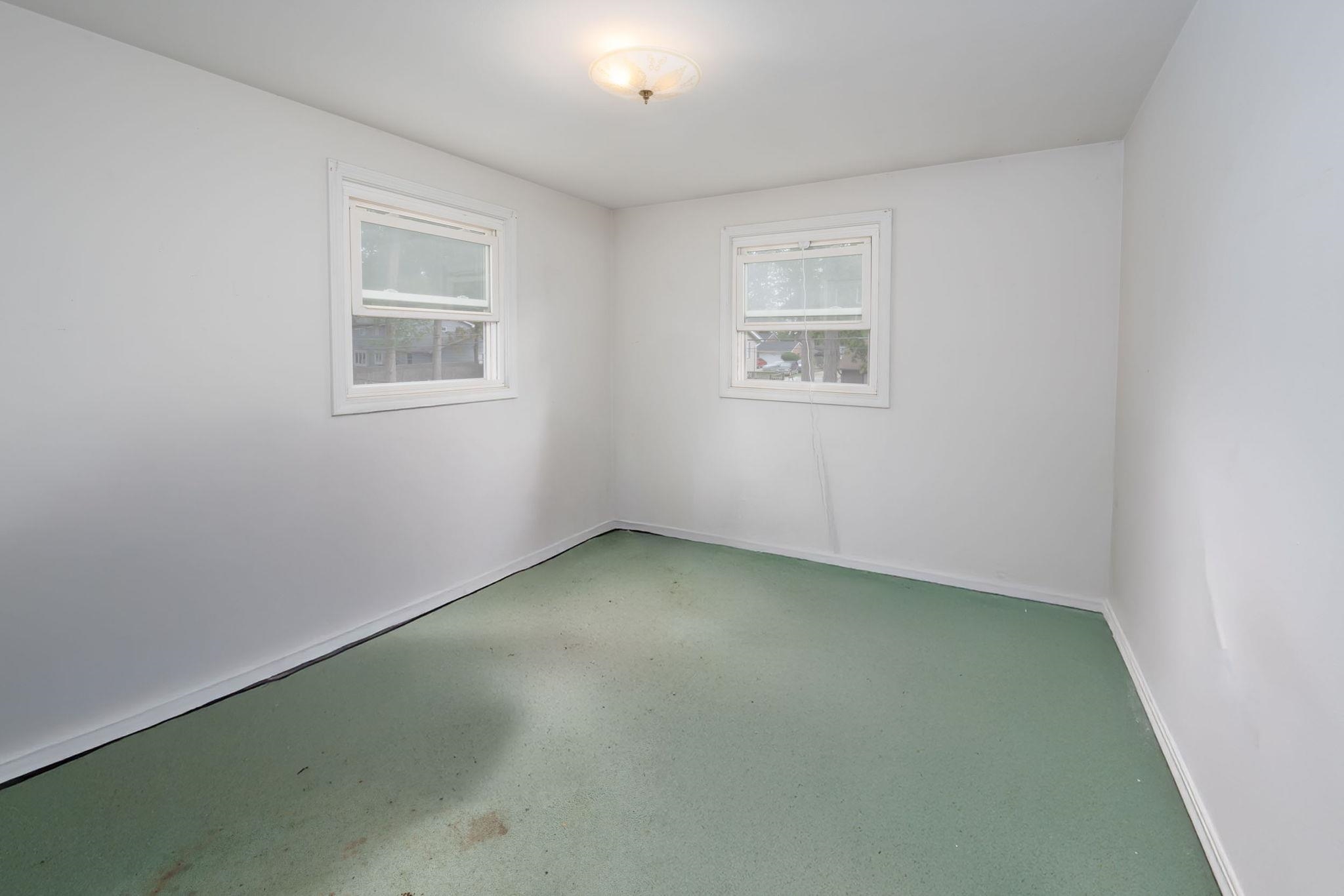 Neutral wall tones with green flooring