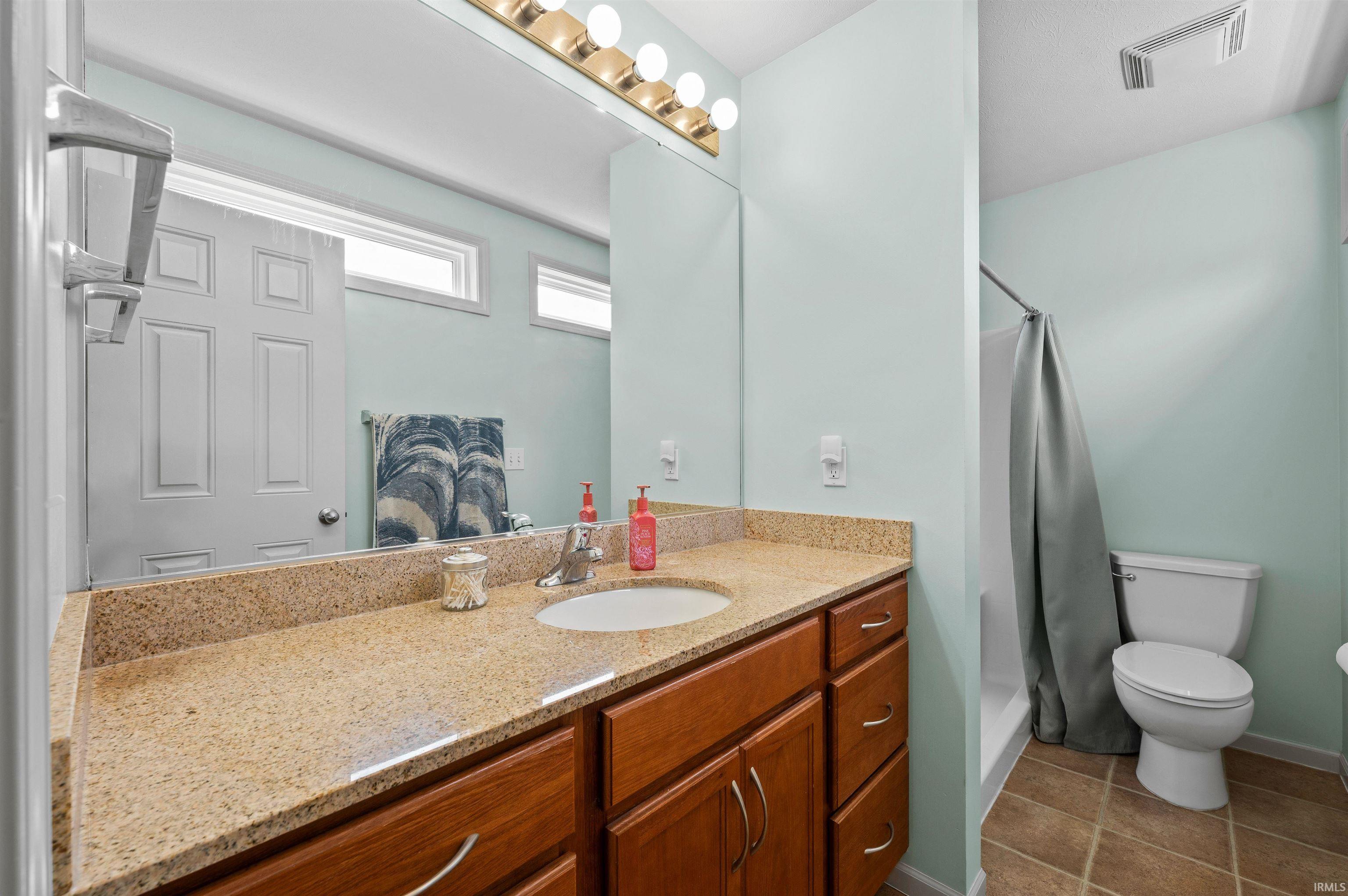 Primary en-suite full bath