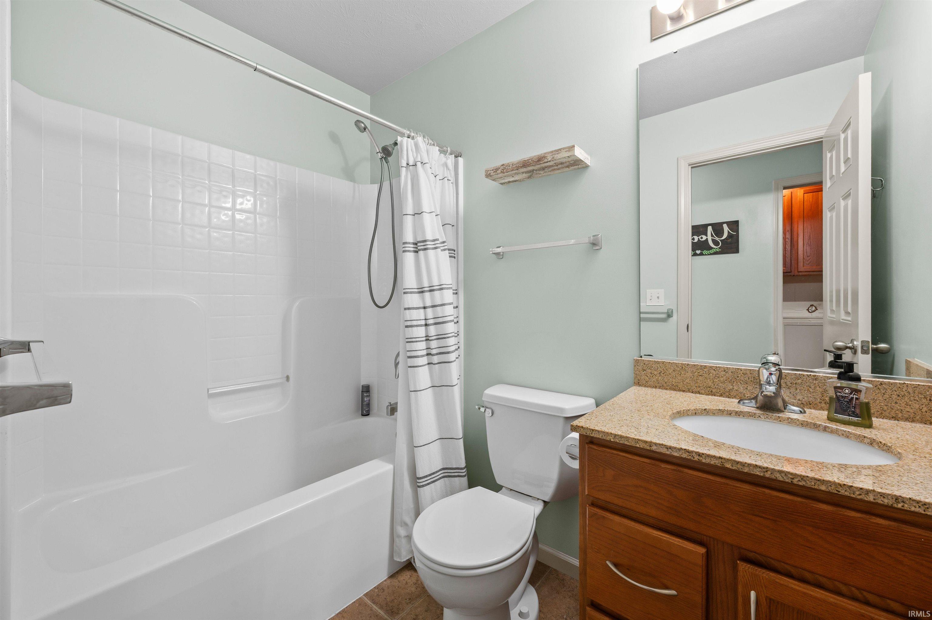 Hall full bathroom