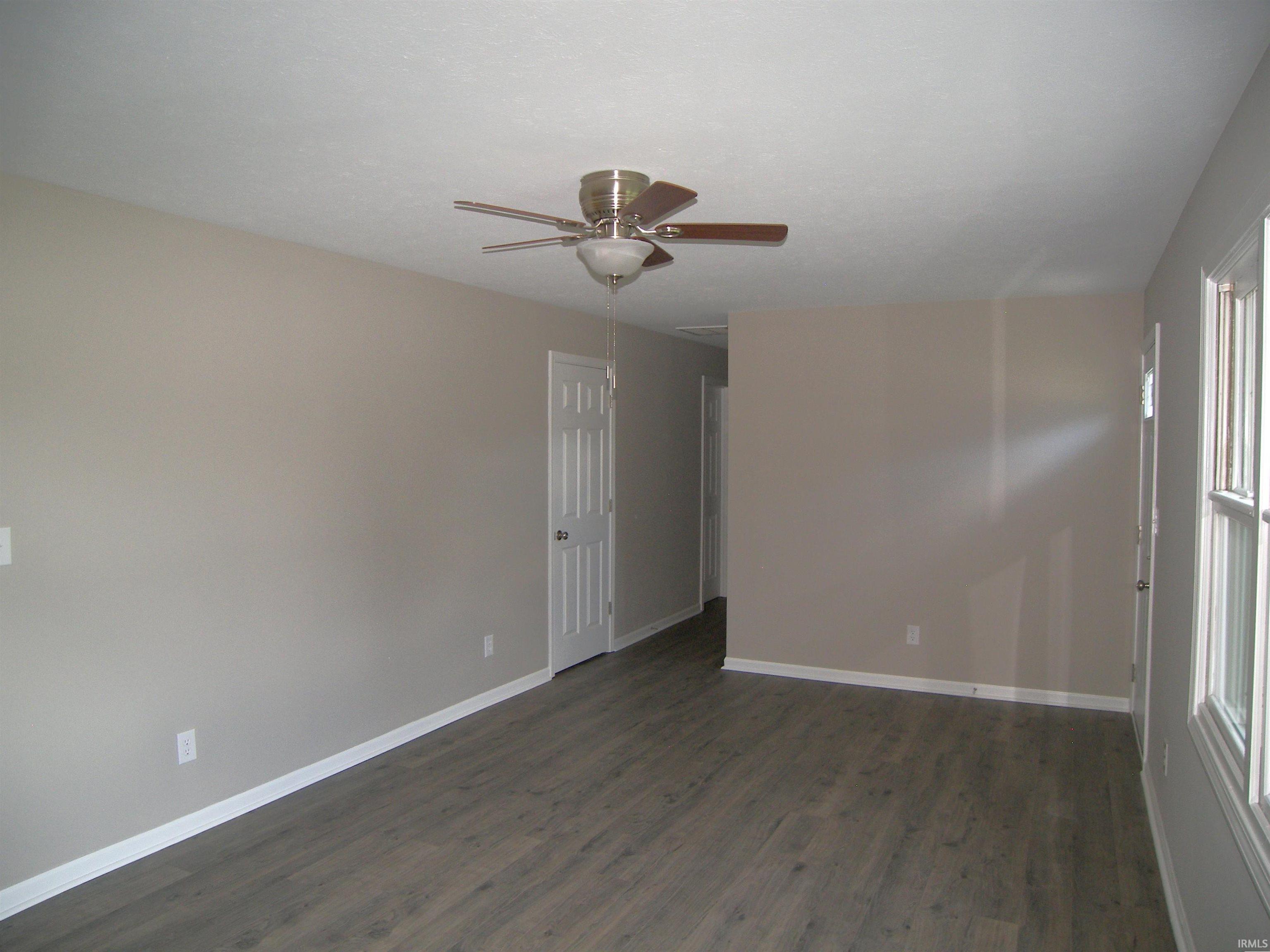 Photo 9 of 402 W Pickwick Drive