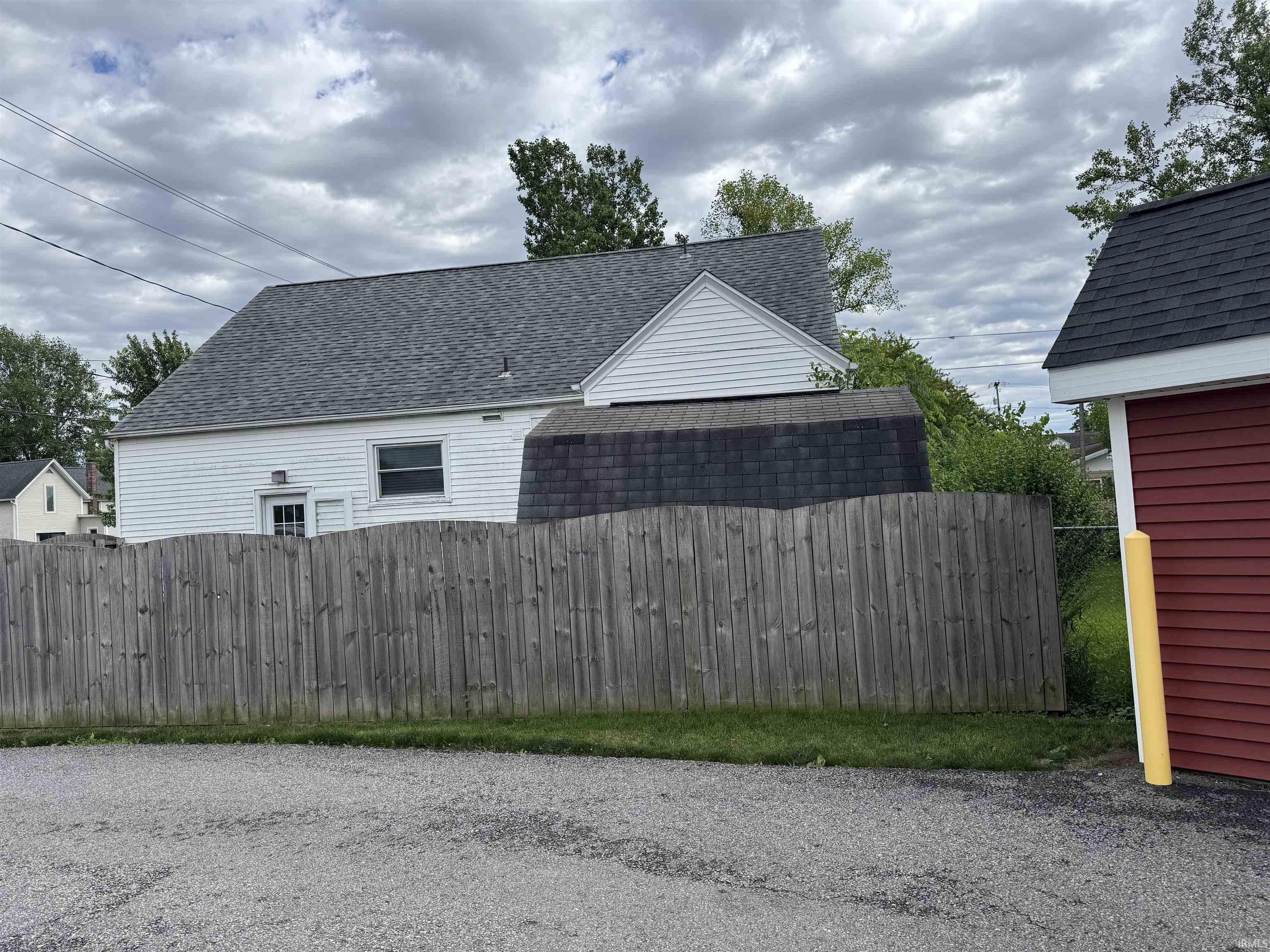 Photo 3 of 109 E Roe