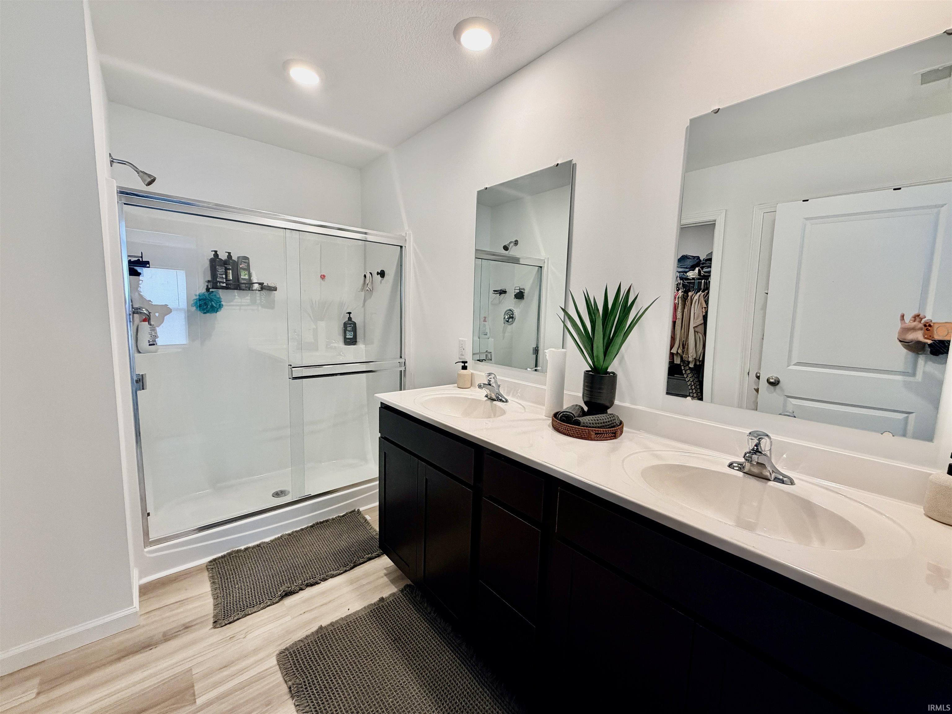Dual vanity with integrated sinks and dark cabinetry