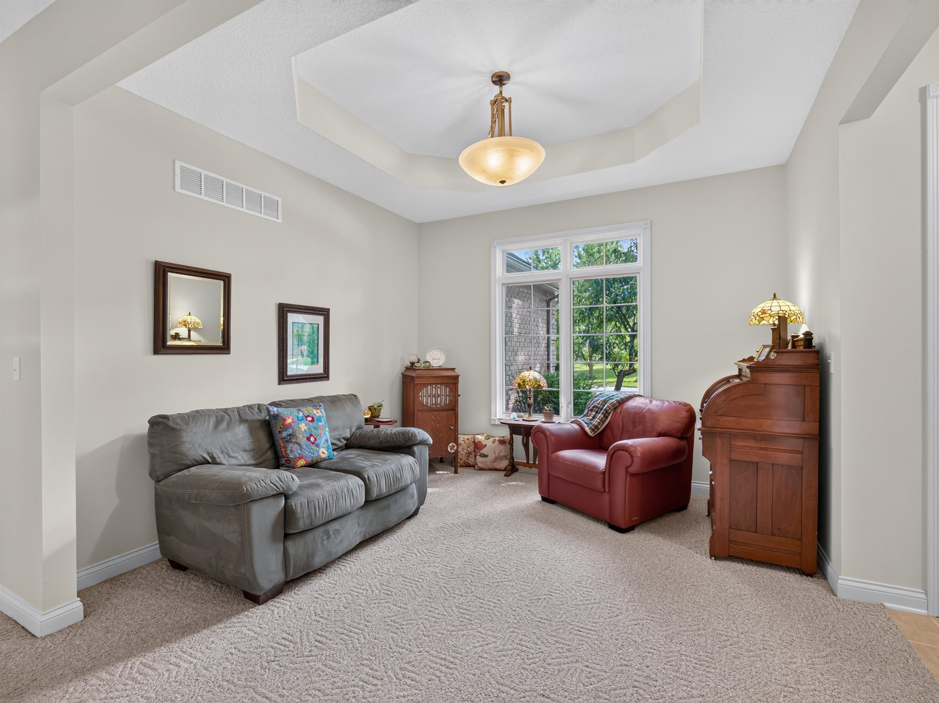 Tray ceiling with a central pendant light fixture