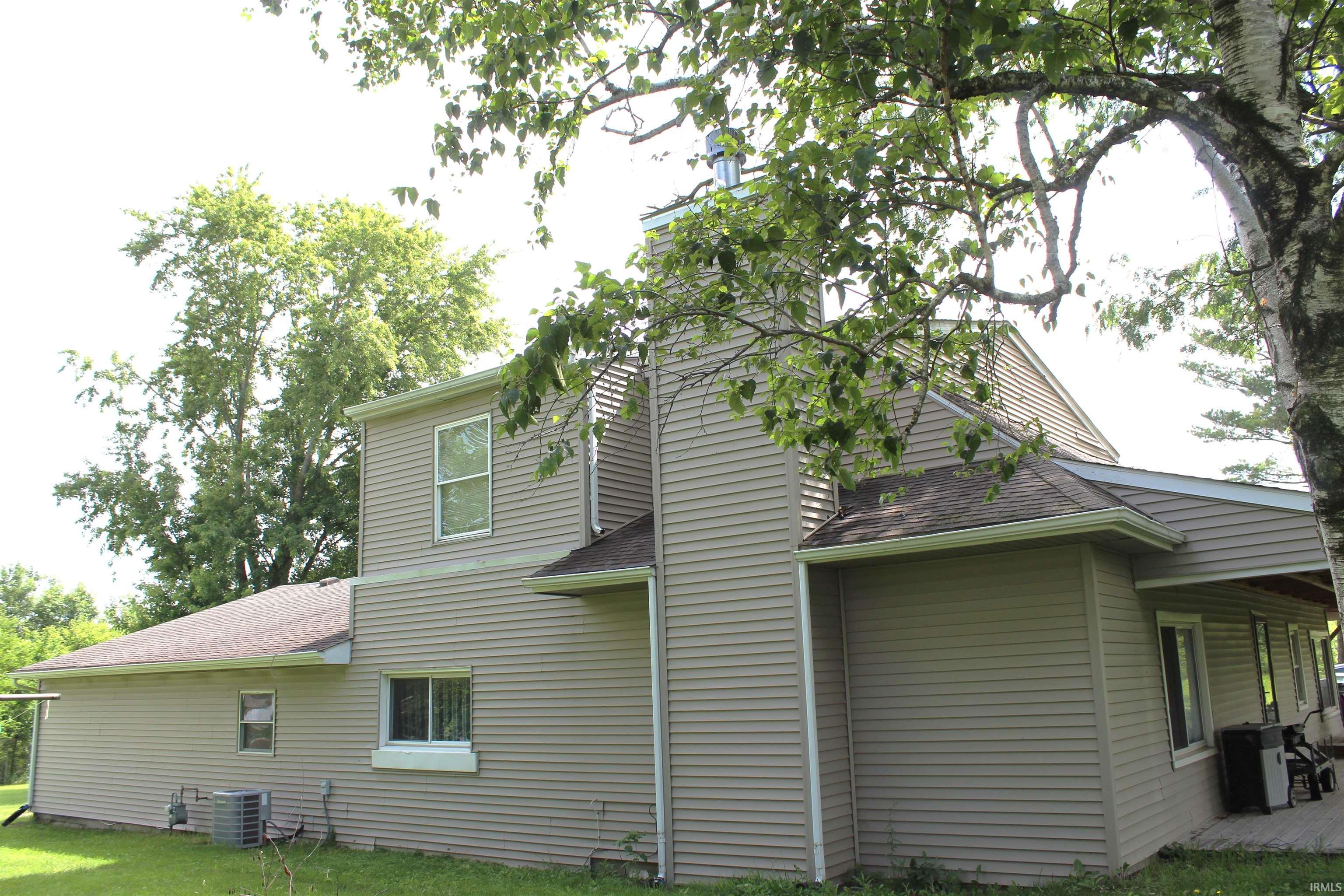 Multi-level exterior with light tan horizontal siding