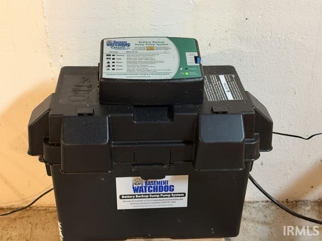Battery backup sump pump system