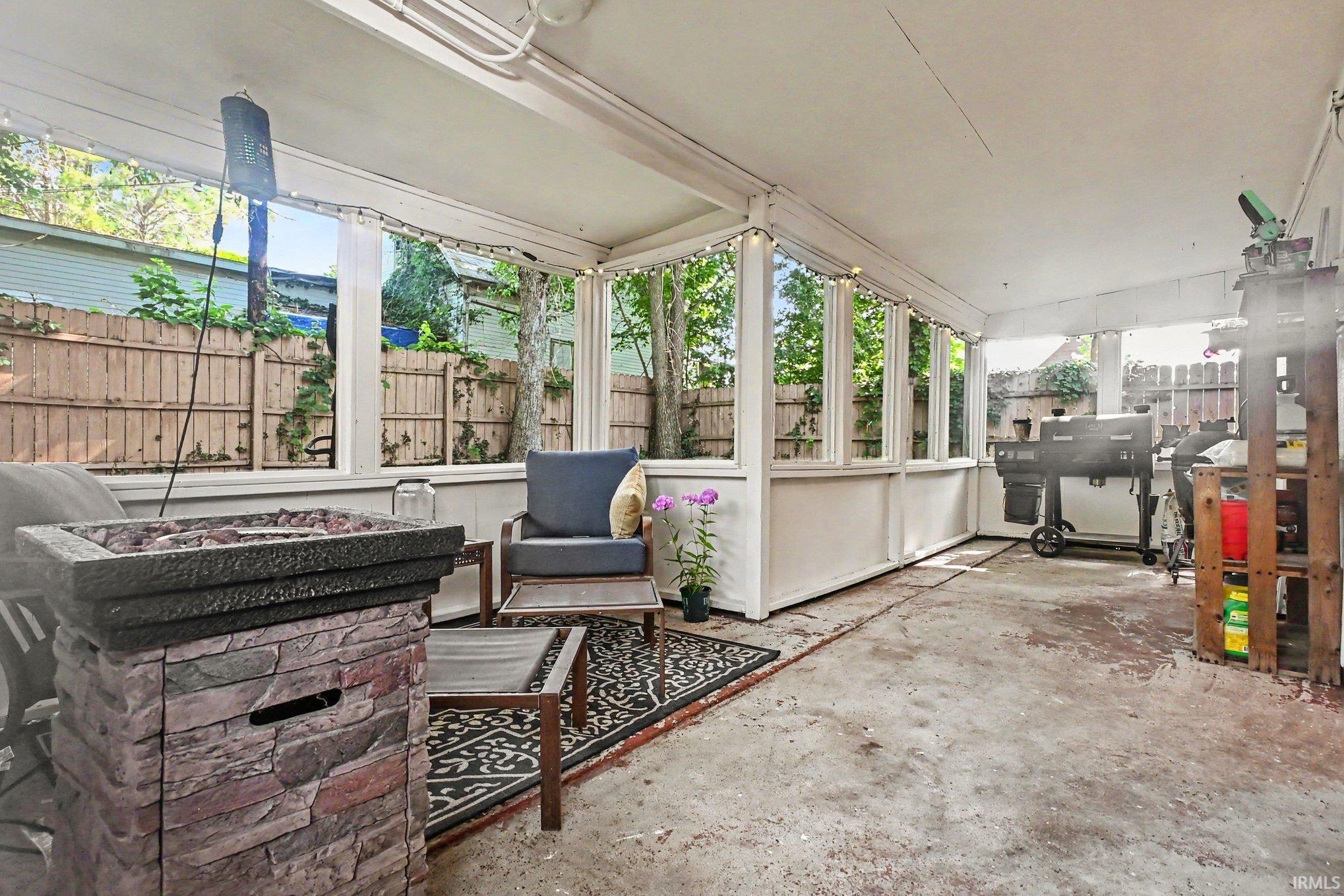 Expansive screened porch featuring a concrete floor and white ceiling