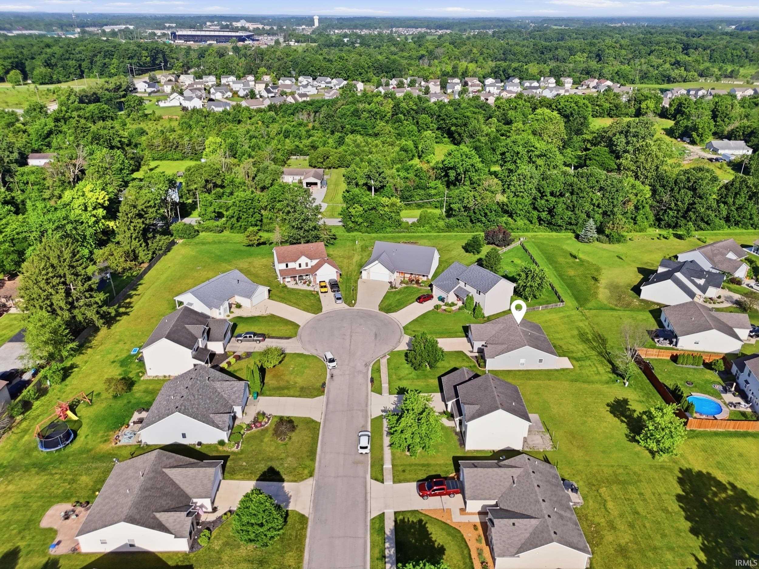 Aerial view of a residential cul-de-sac with surrounding green spaces