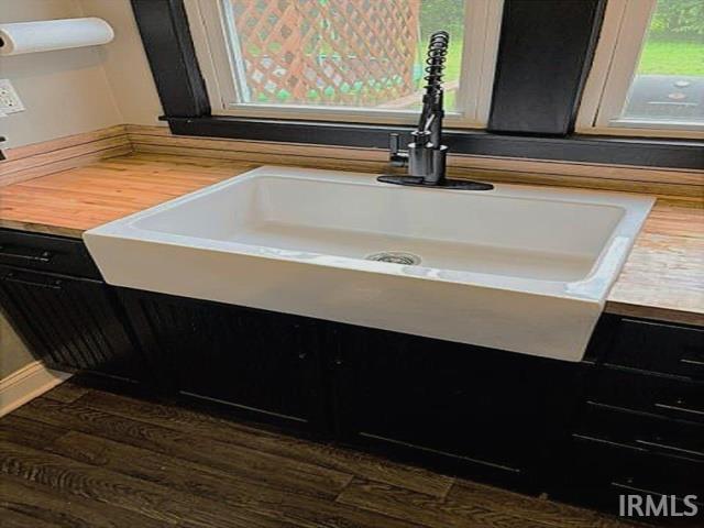 White farmhouse sink with a gooseneck faucet