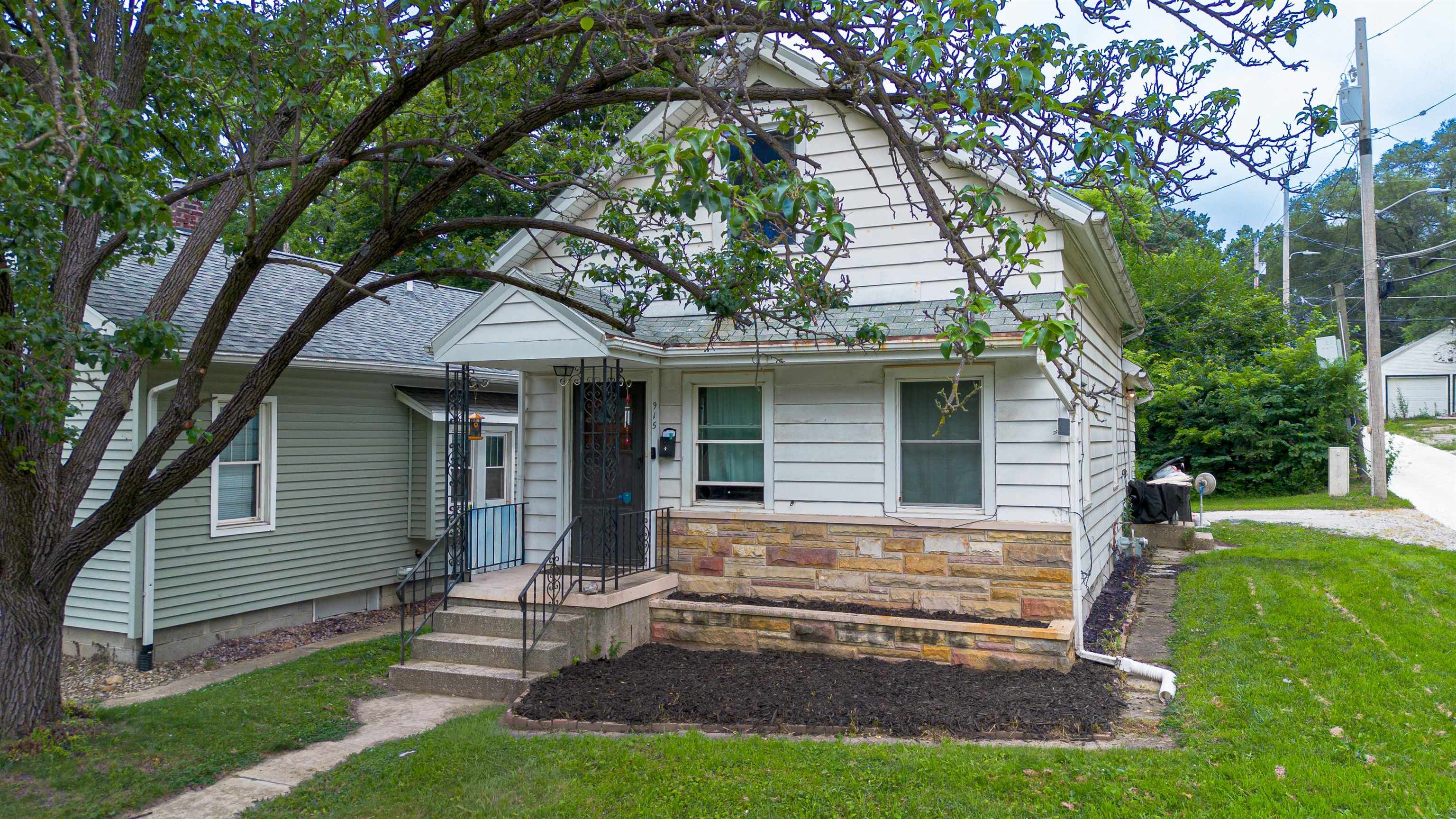 Photo 1 of 915 Delaware Boulevard