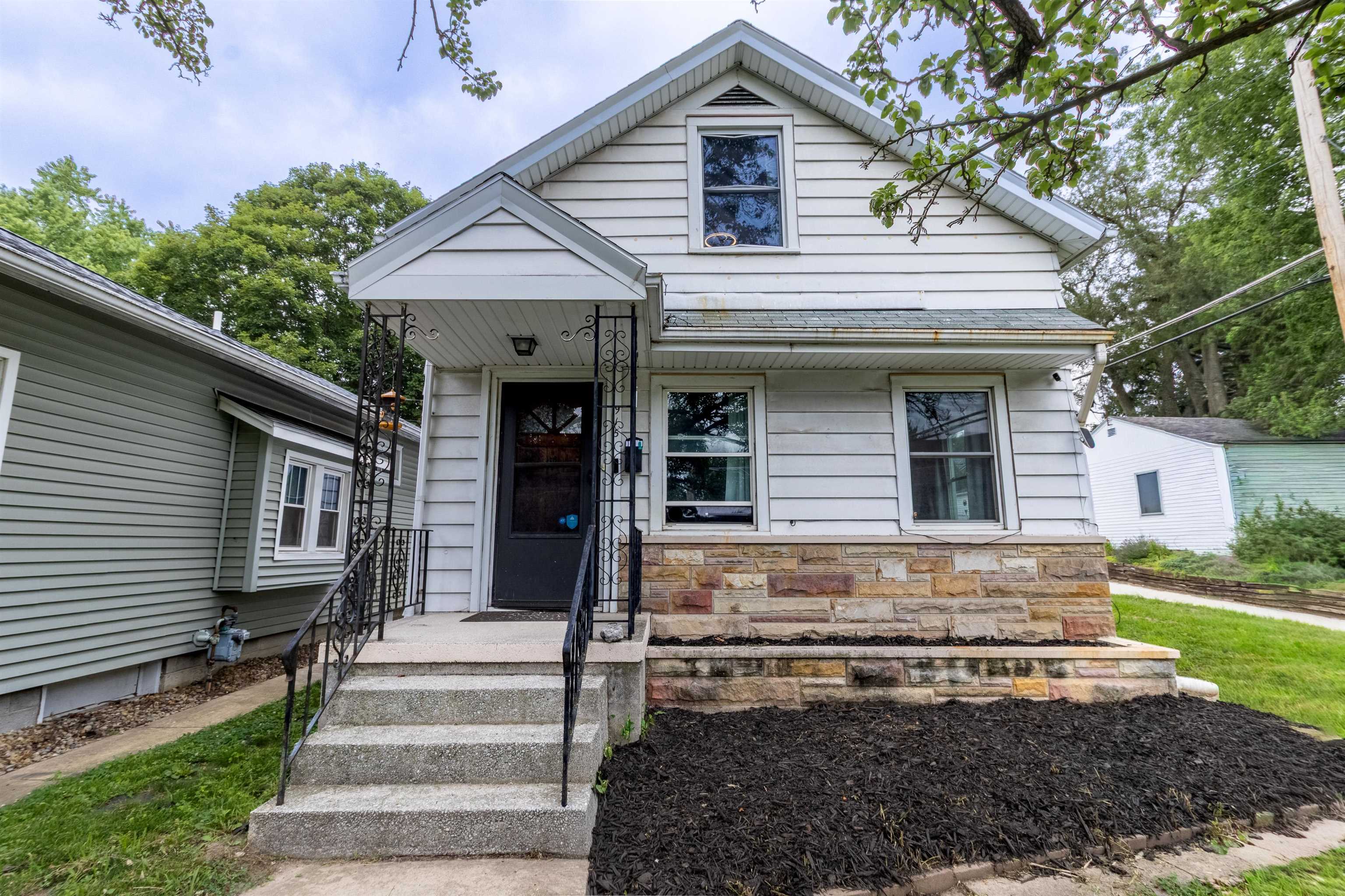 Photo 2 of 915 Delaware Boulevard