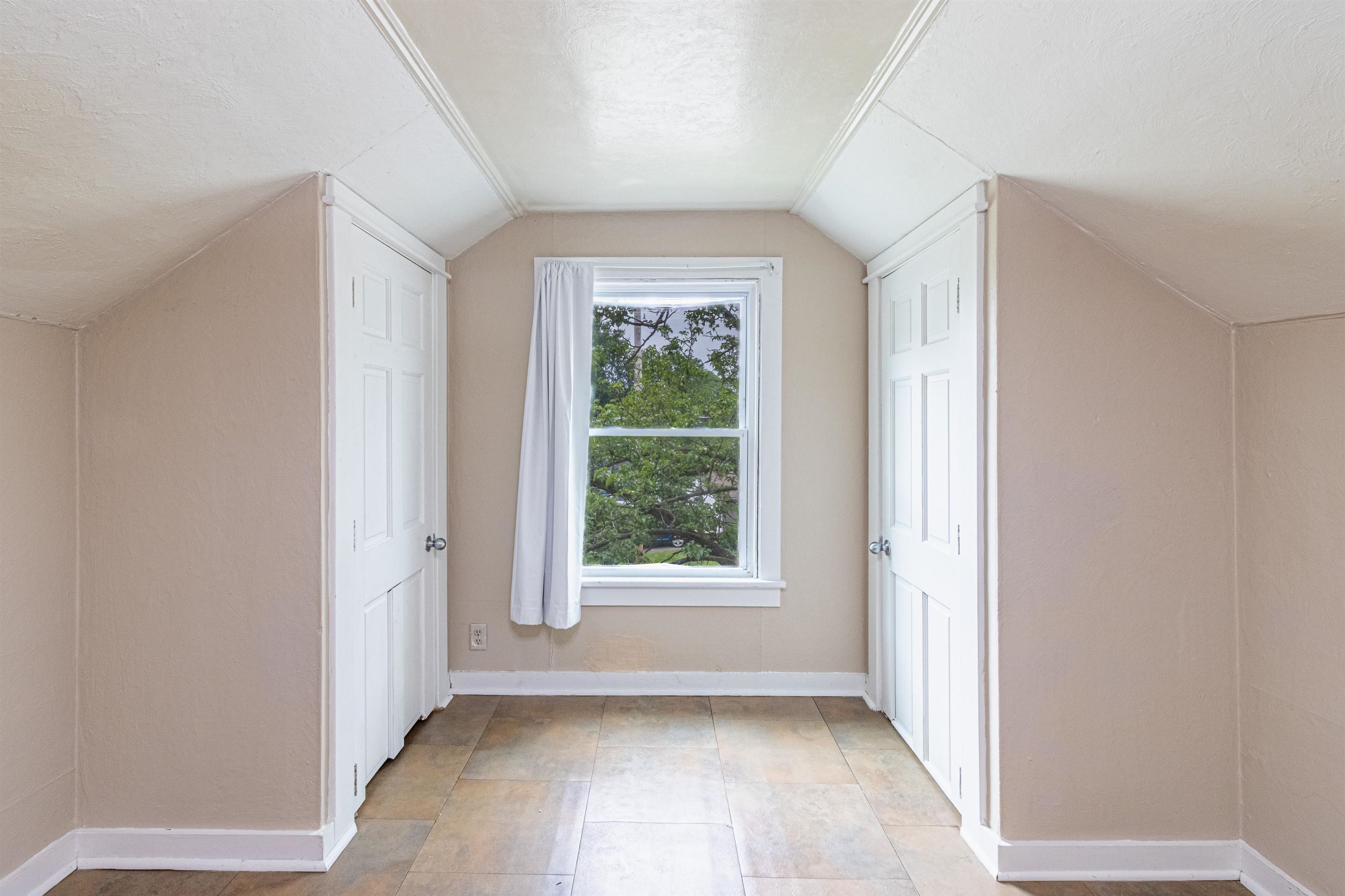 Photo 33 of 915 Delaware Boulevard