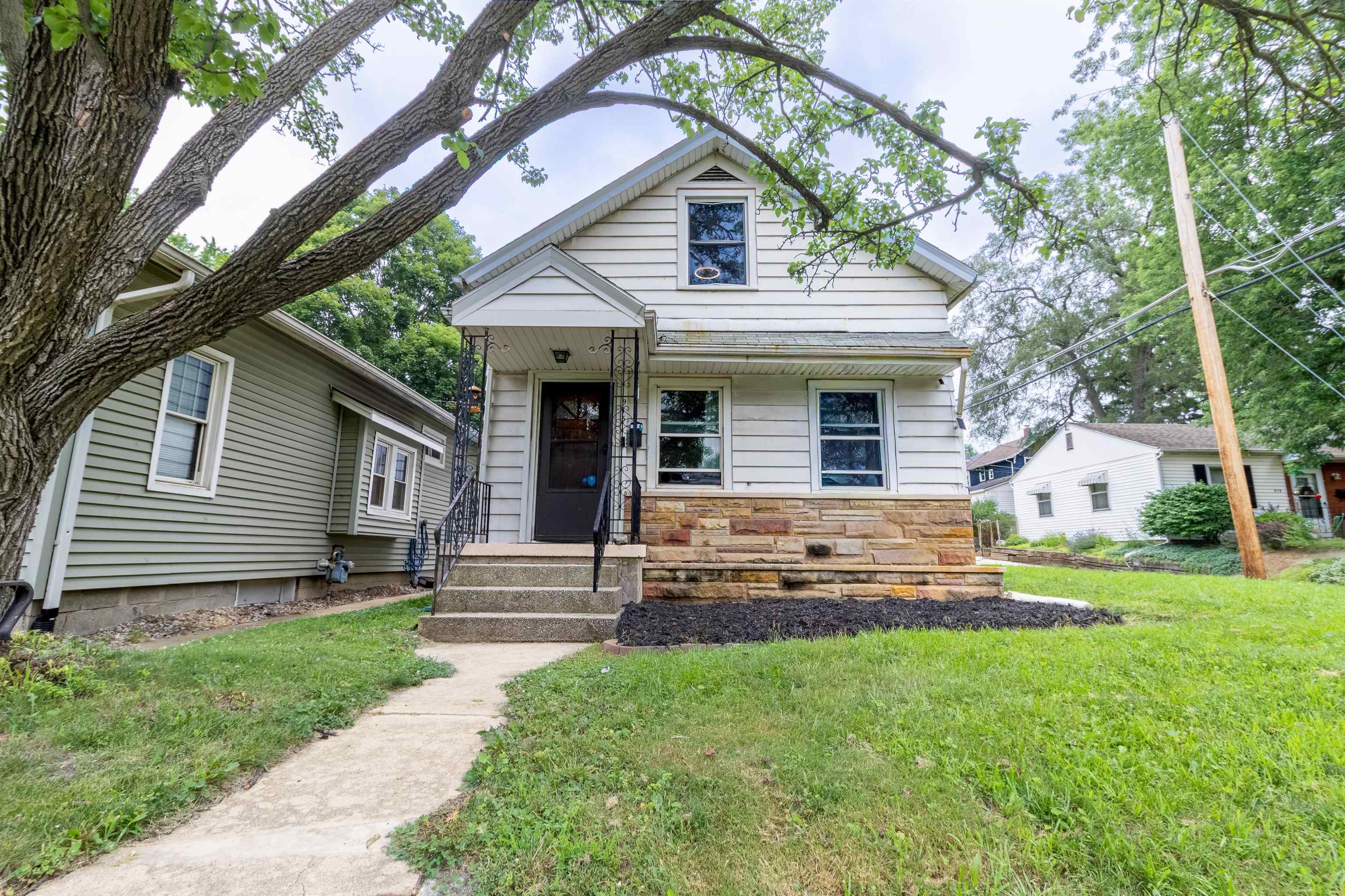 Photo 4 of 915 Delaware Boulevard