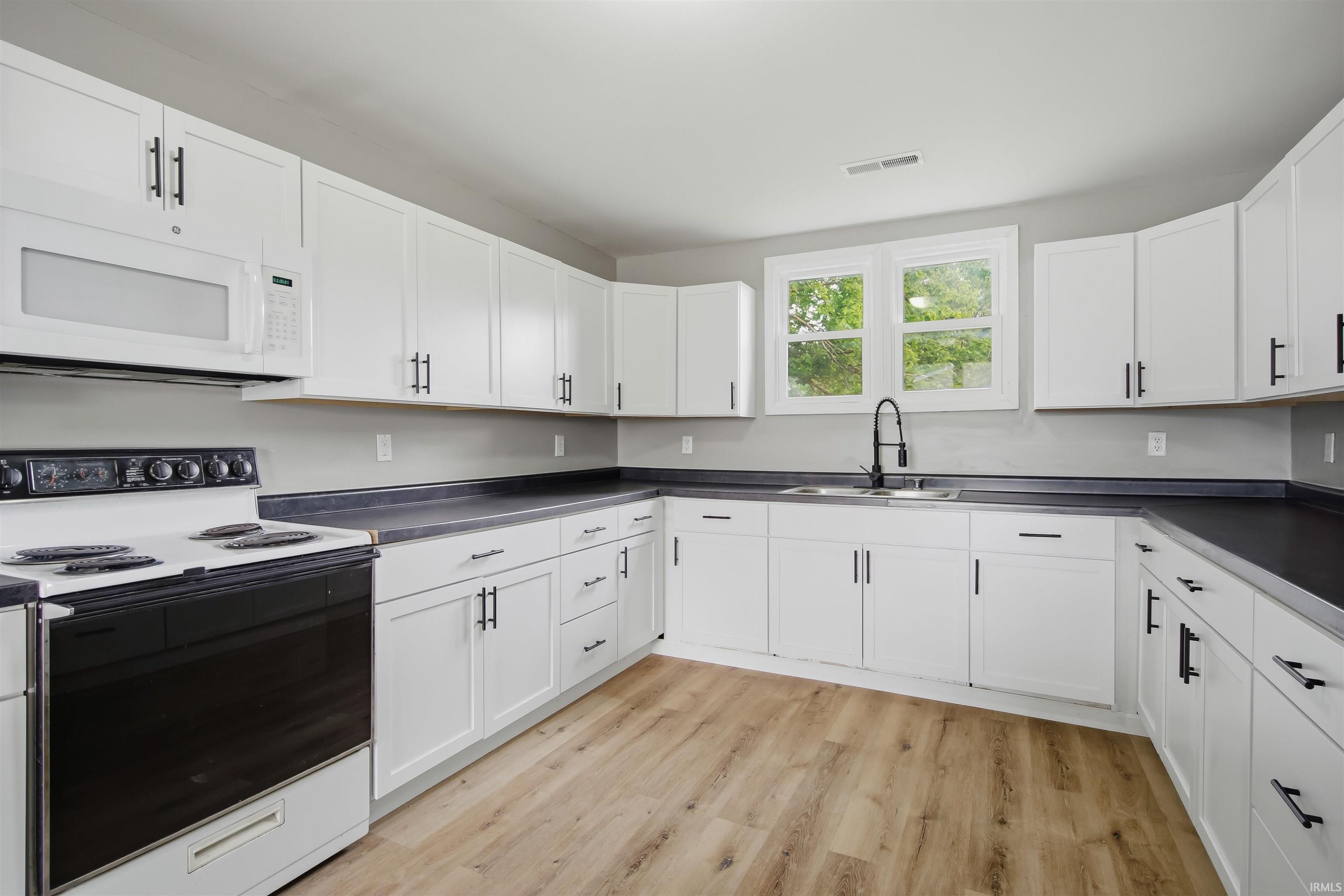 3rd image of 117 S Barclay St, Fairmount, IN 46928 | MLS# 202628929