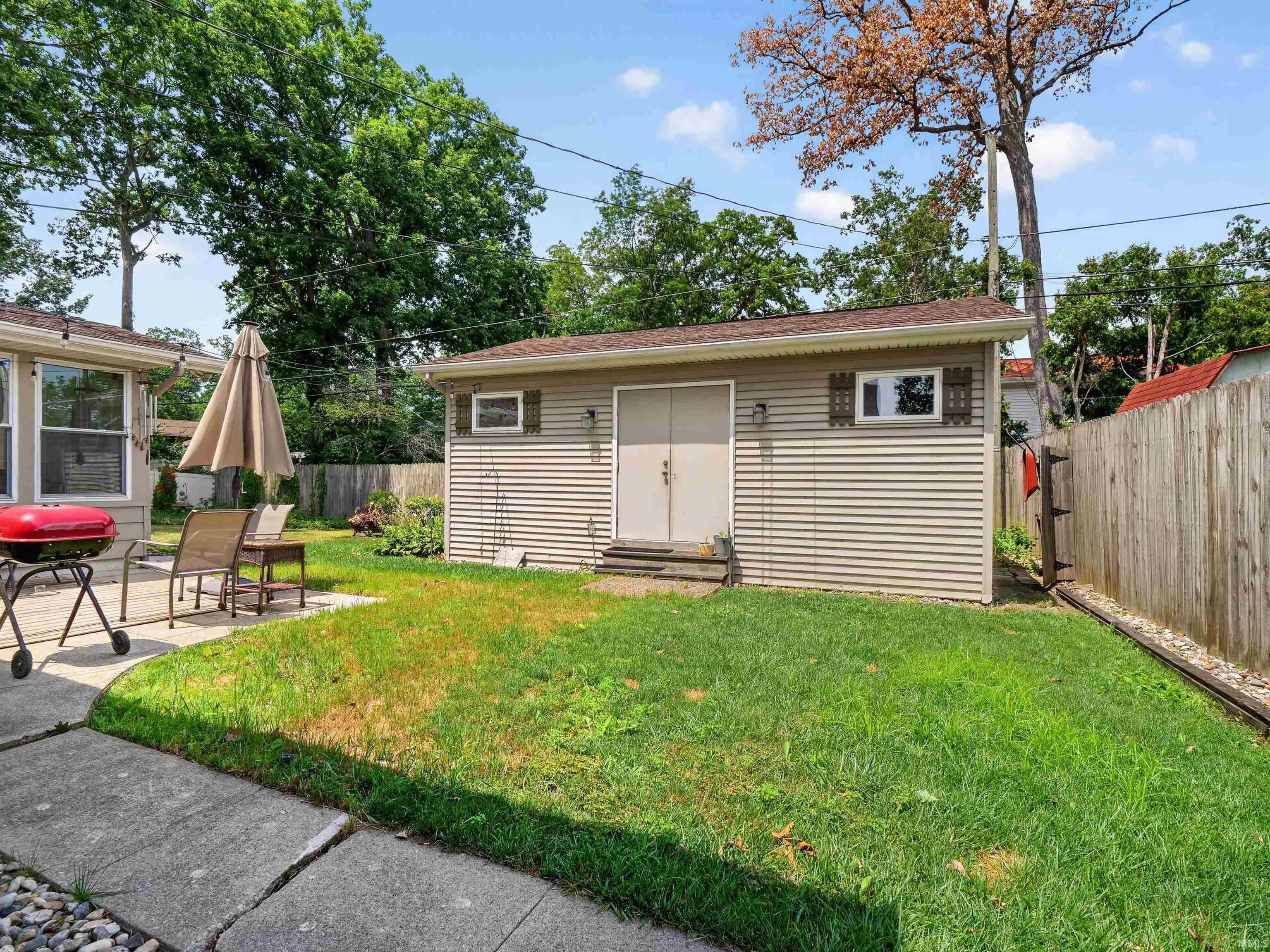 Detached outbuilding with heating, cooling and electrical.
