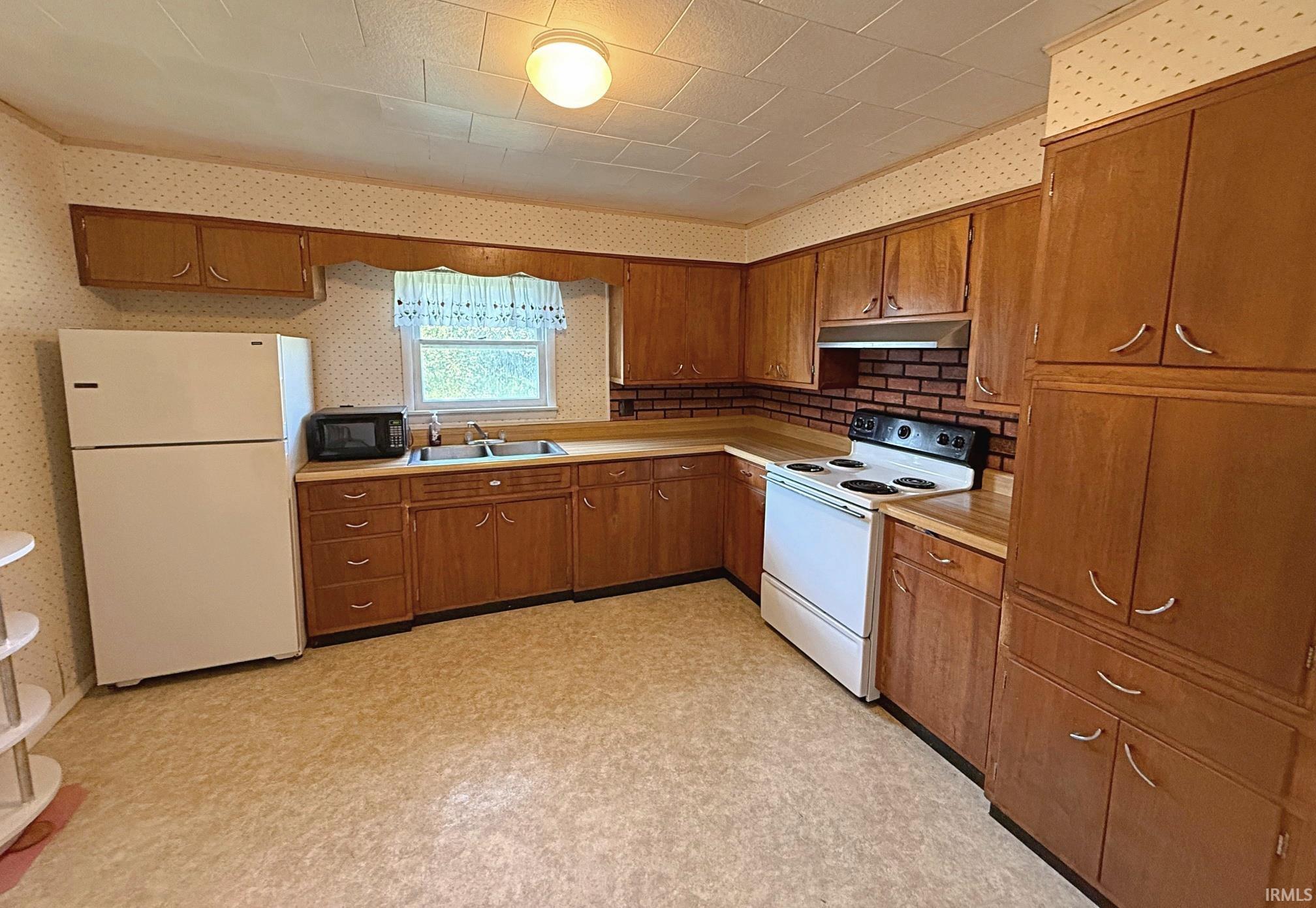 5th image of 206 N Meridian St, Jasonville, IN 47438 | MLS# 202629496
