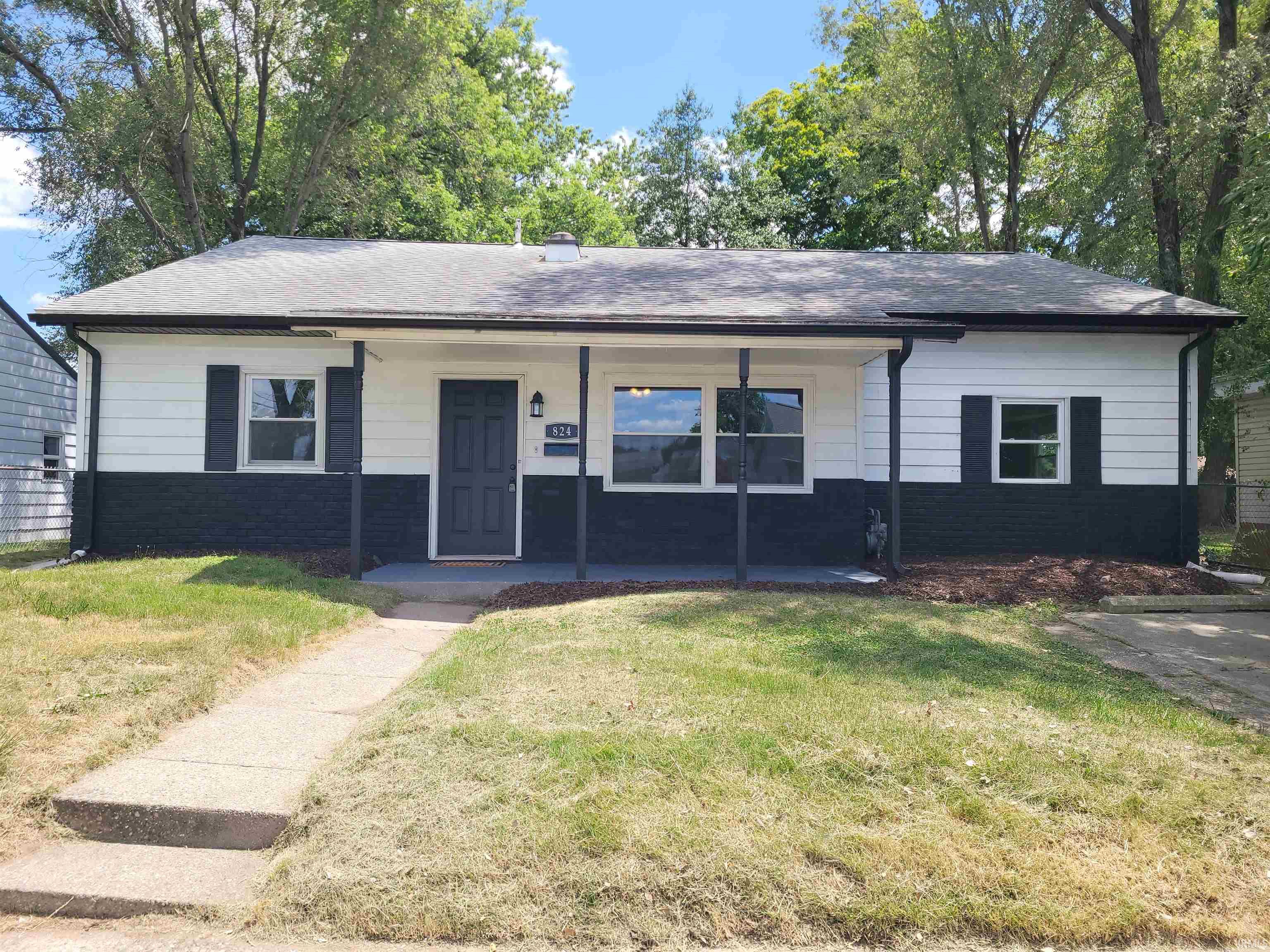 1st image of 824 S 15th St, Vincennes, IN 47591 | MLS# 202629823