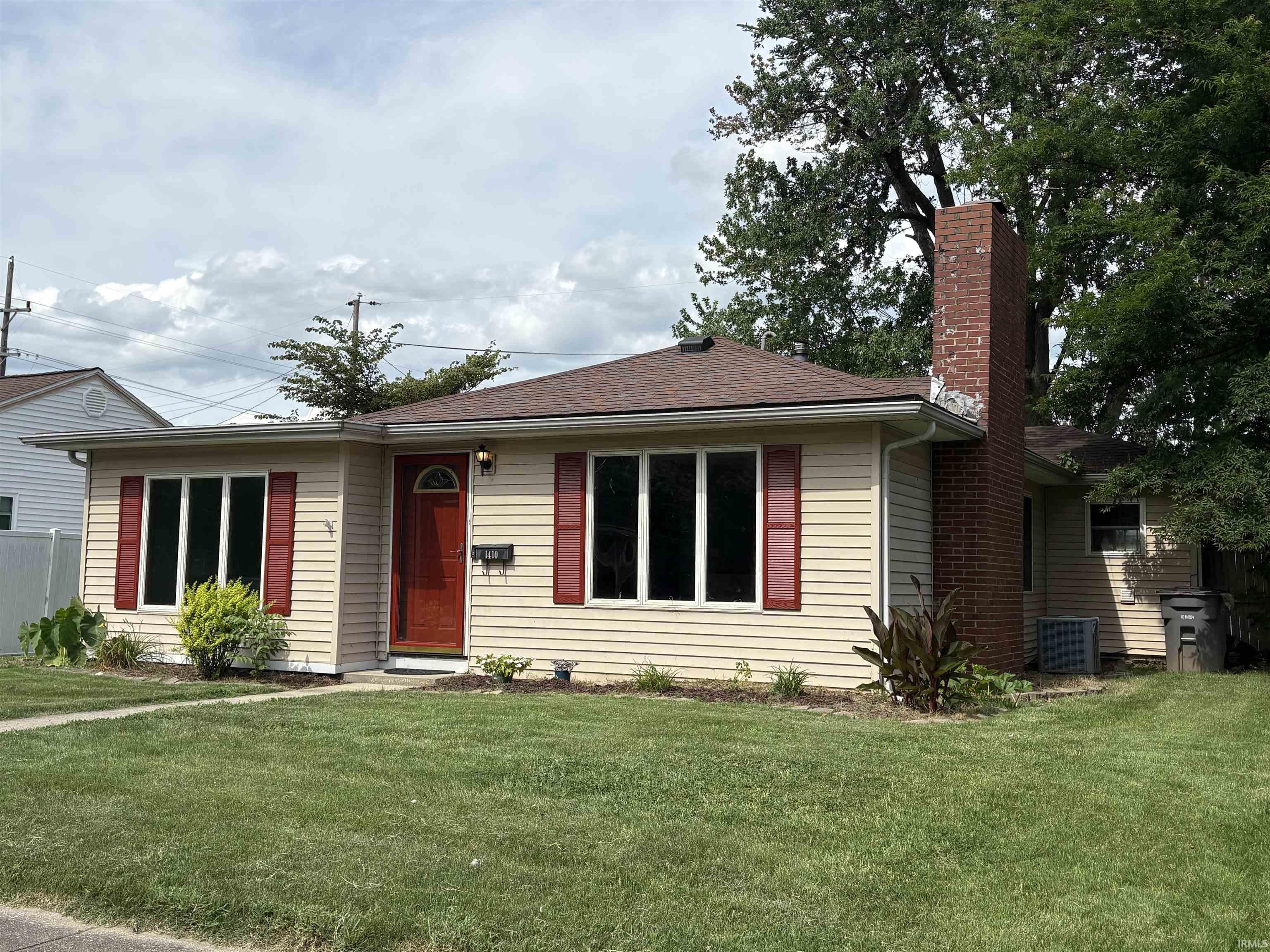 1st image of 1410 E Locust St, Vincennes, IN 47591 | MLS# 202629954