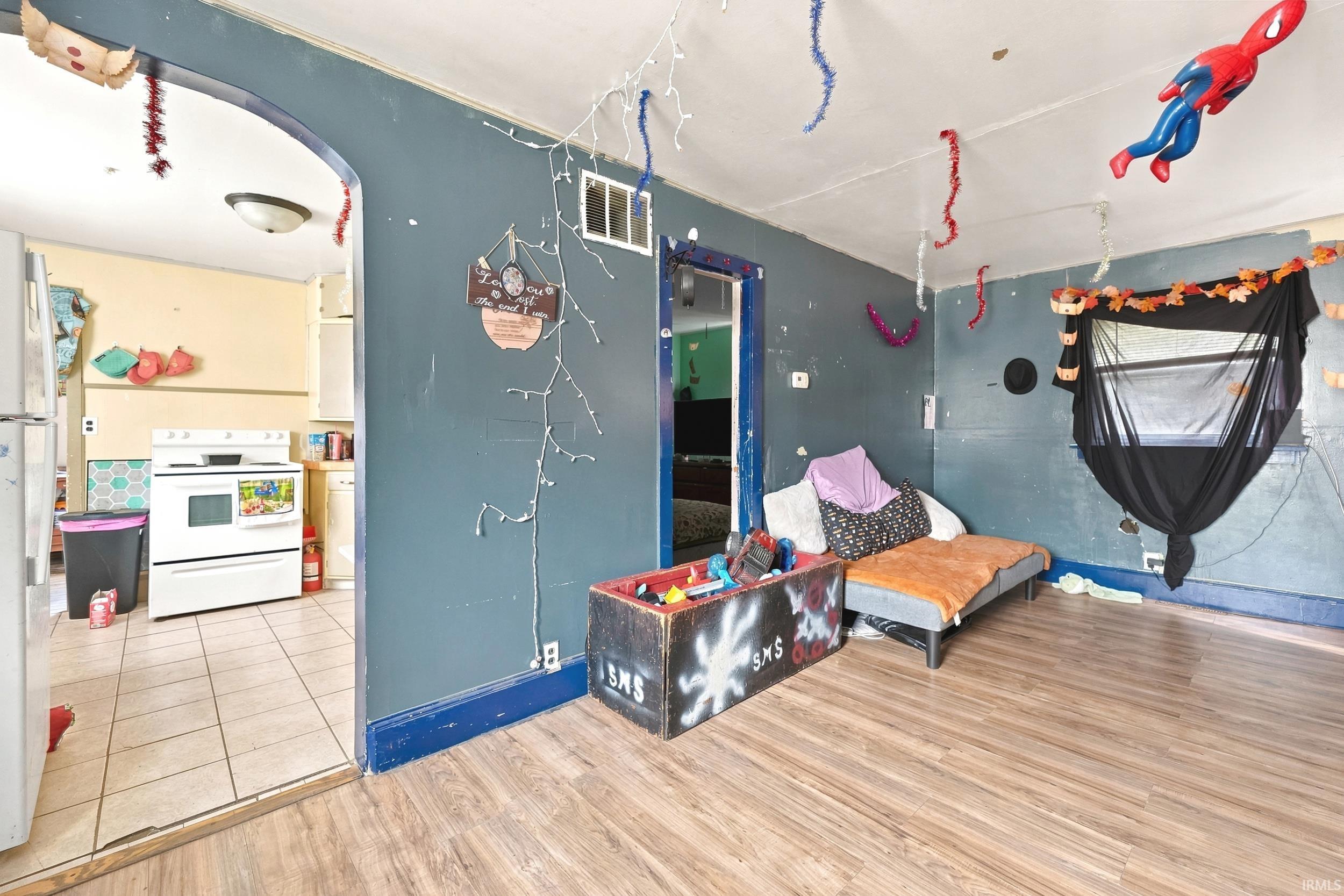 Wood-finish flooring throughout the main room