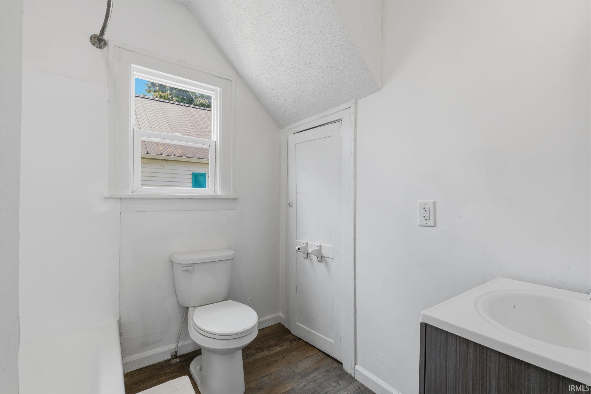 Photo 10 of 121 E Lusher Avenue