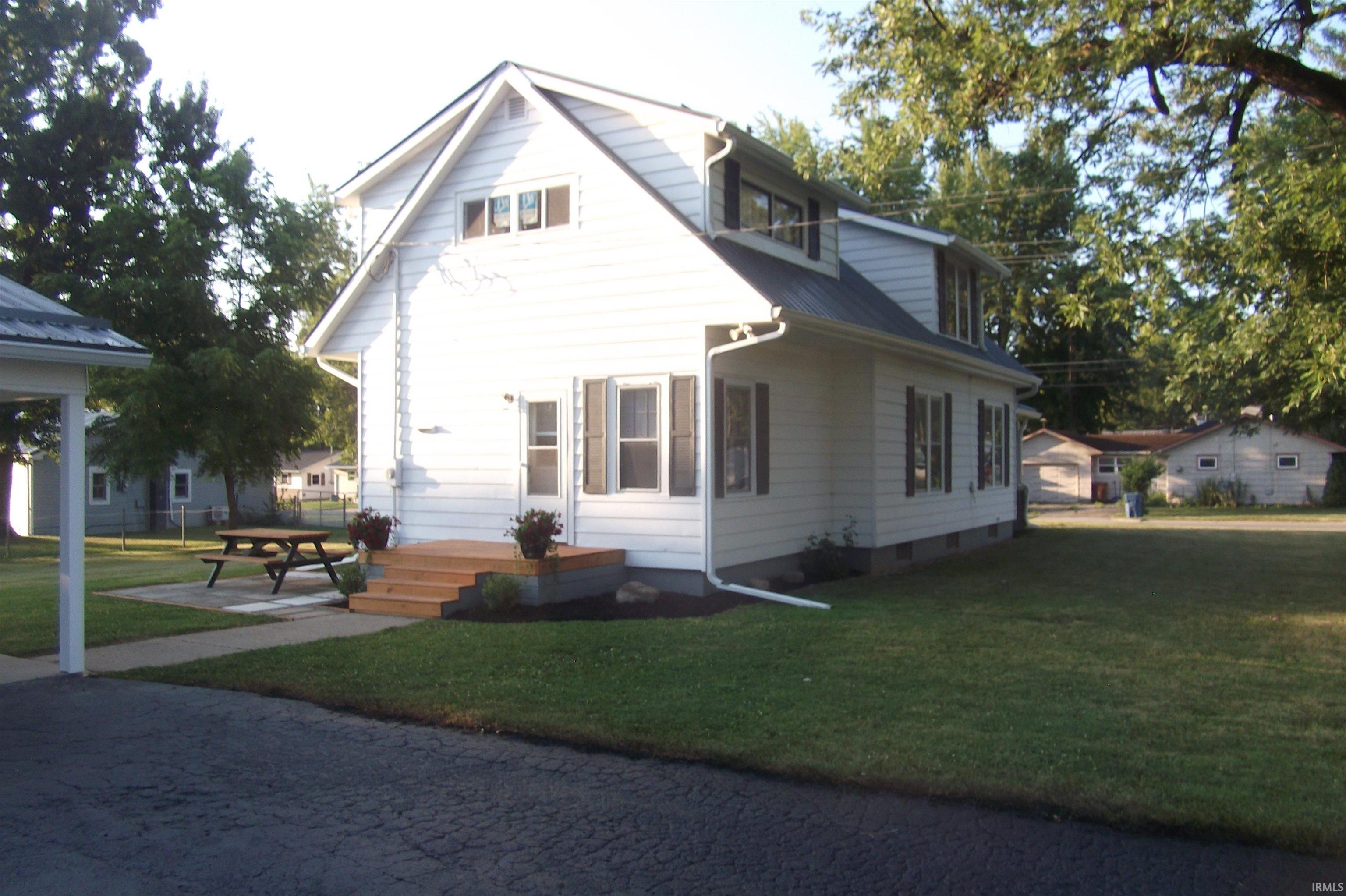 Photo 3 of 301 E Mill Street