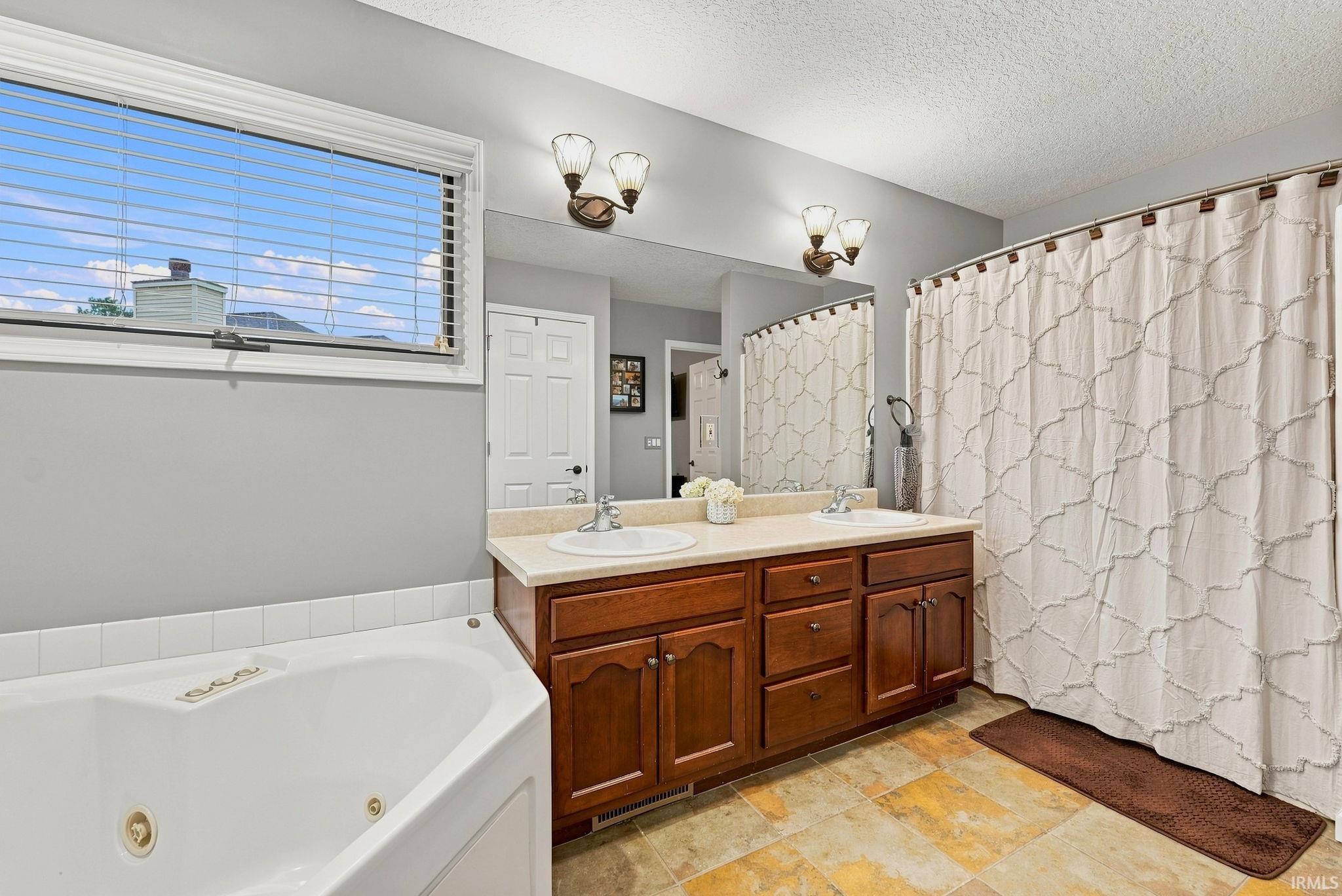 Corner jetted tub